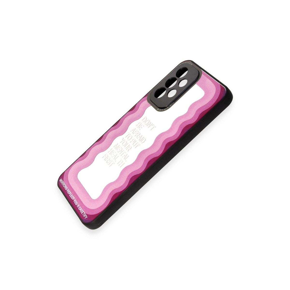 Dalgalı desenli ve yazılı pembe telefon kılıfı.