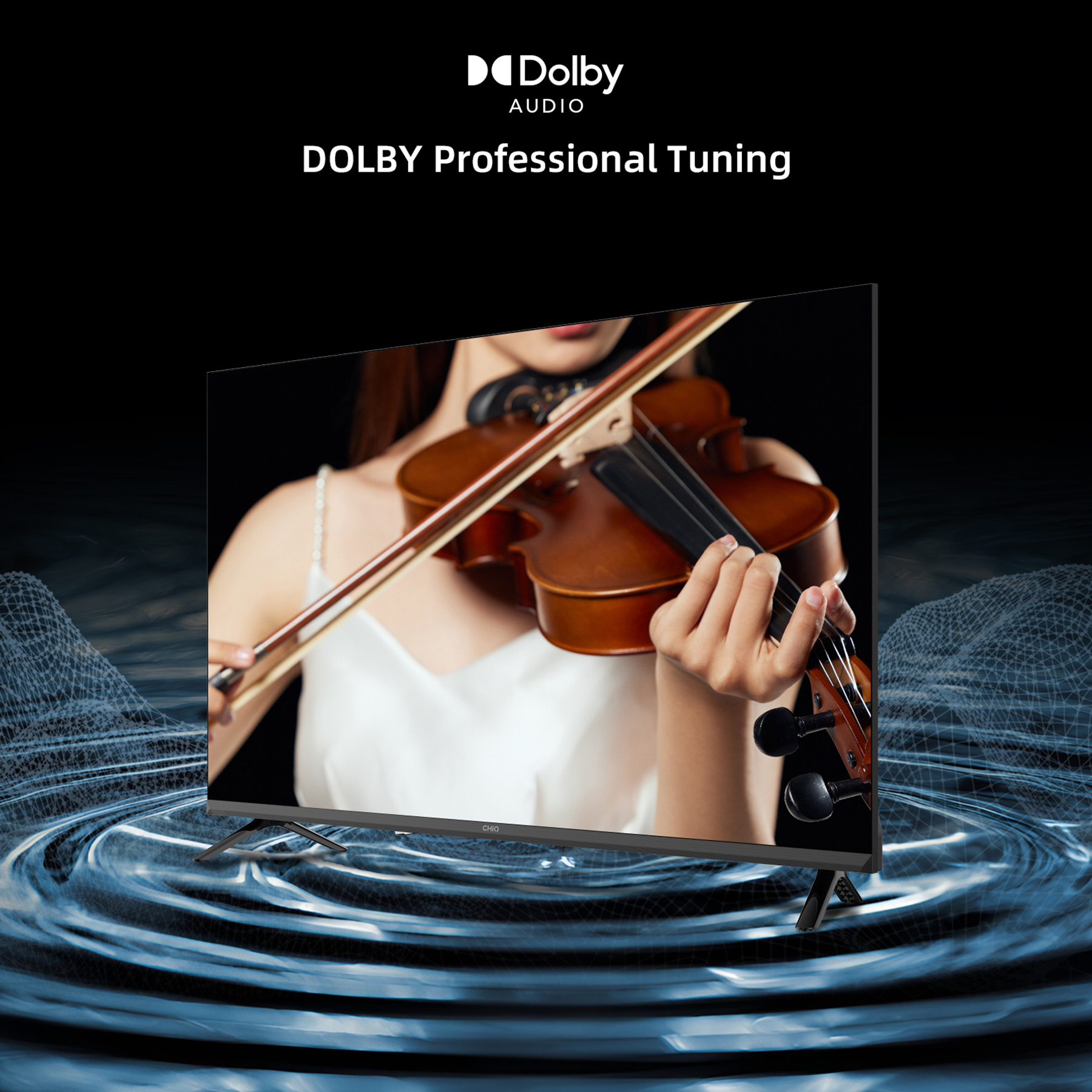 Kobieta gra na skrzypcach przed telewizorem z logo Dolby Audio.
