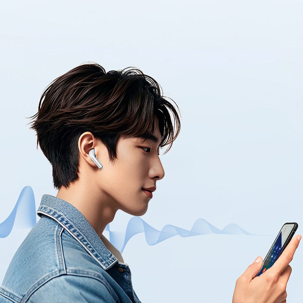 Mann mit Ohrstöpsel schaut auf Smartphone, blaues Wellendesign im Hintergrund.