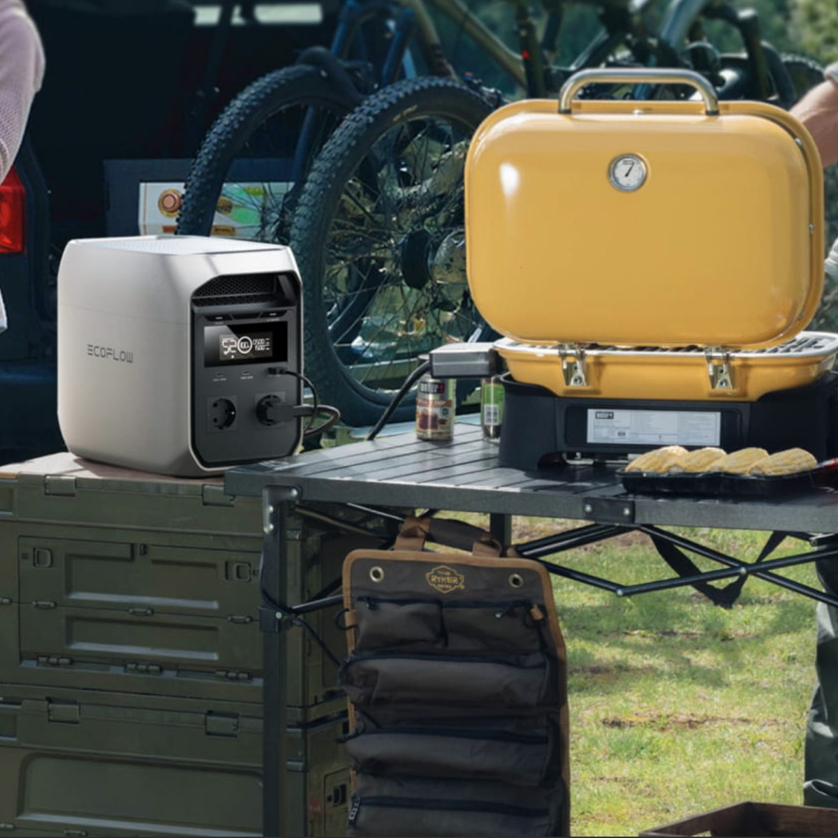 Een draagbare generator, gele grill en fietsen buiten.