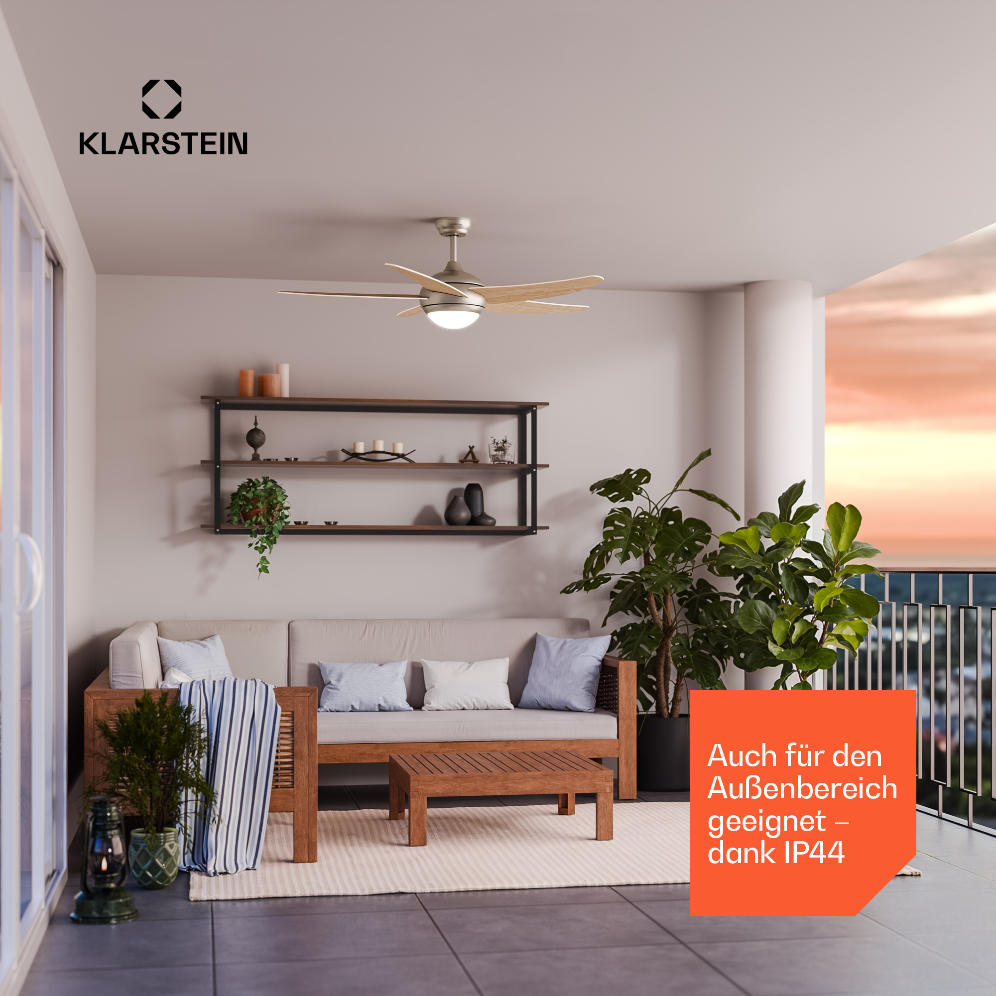 Ein moderner Balkon mit Sitzmöbeln, Pflanzen, Deckenventilator und Beleuchtung.