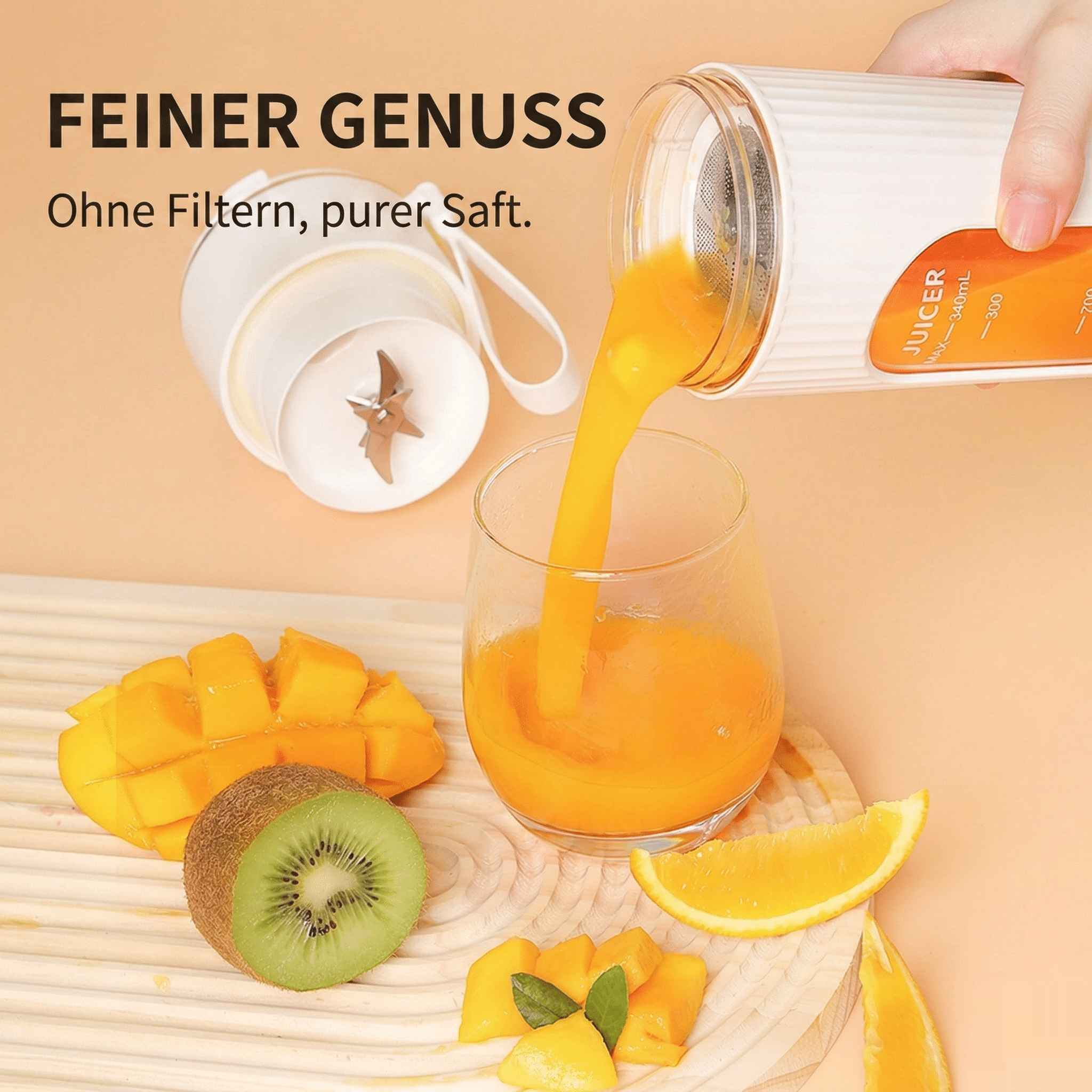 Ein Mixer gießt orangefarbenen Saft in ein Glas neben Früchten.