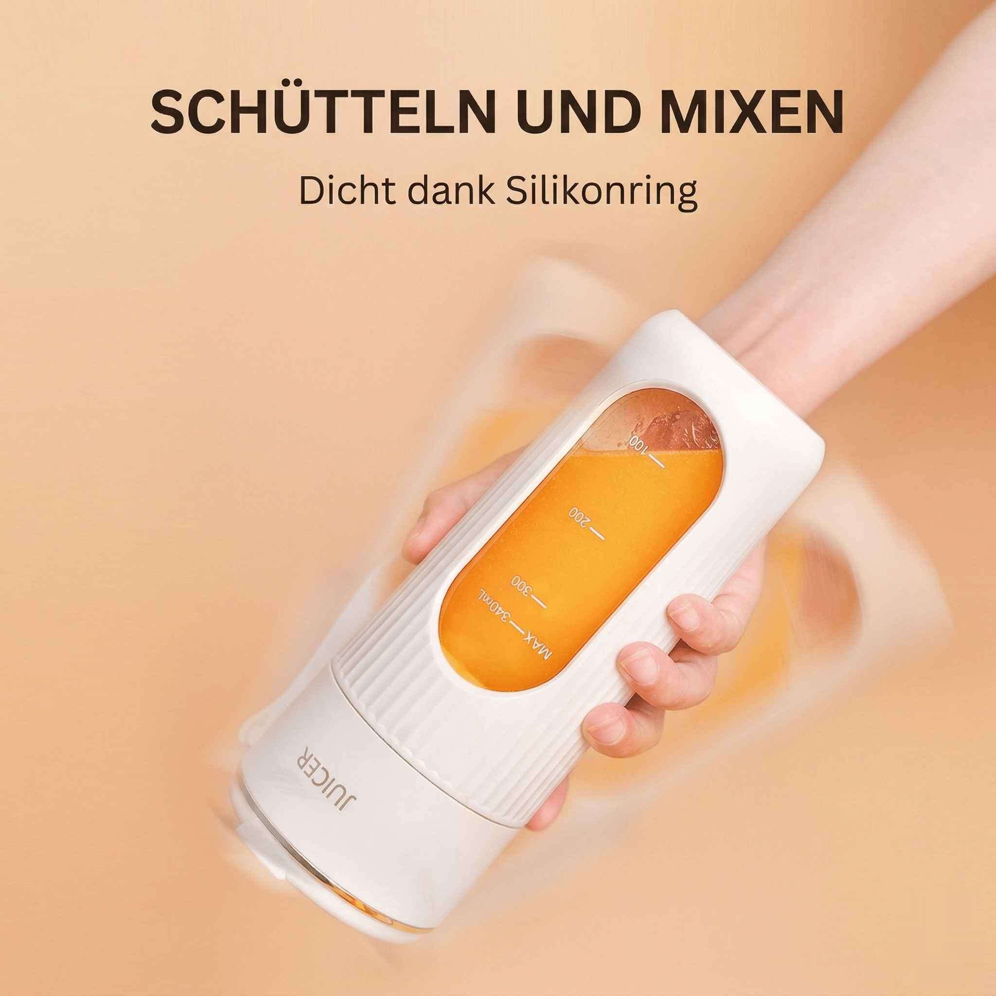 Eine Hand hält einen weißen tragbaren Entsafter mit Orangengetränk.