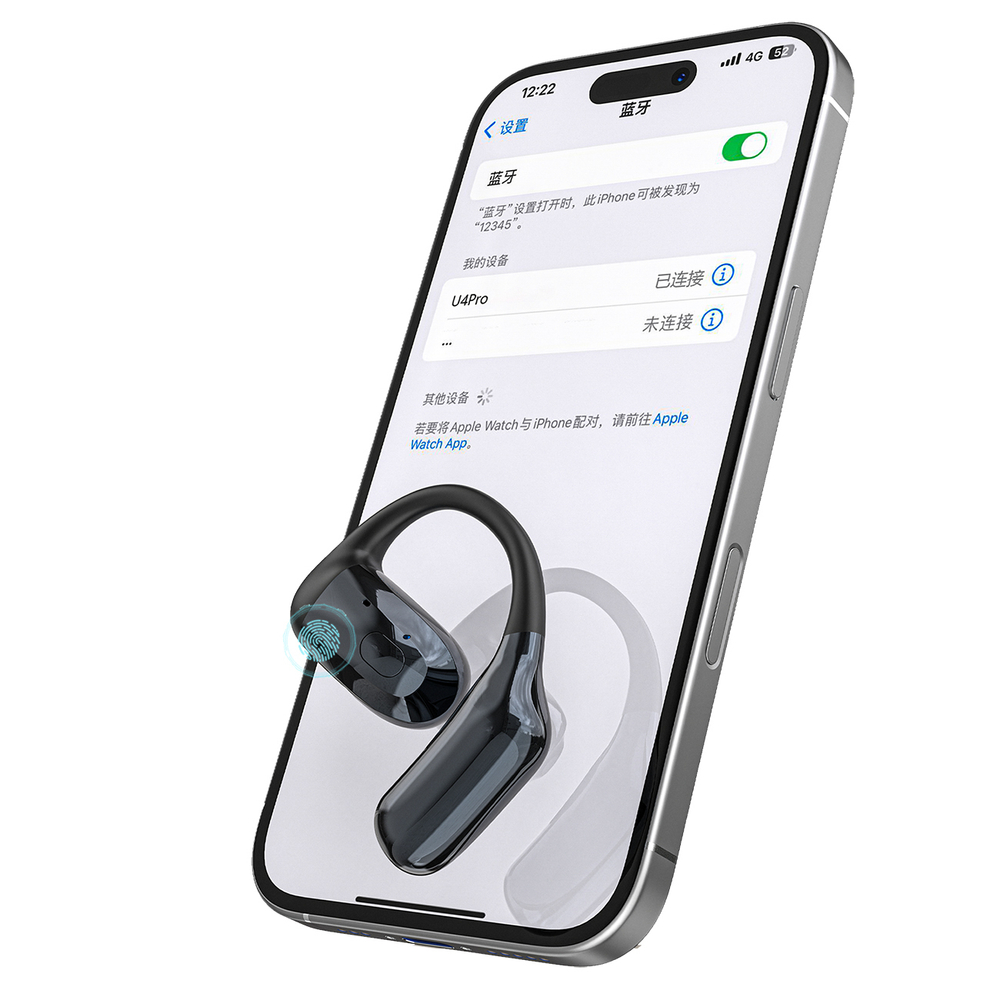 Un auricolare nero con gancio poggia su uno schermo iPhone che mostra le impostazioni Bluetooth.