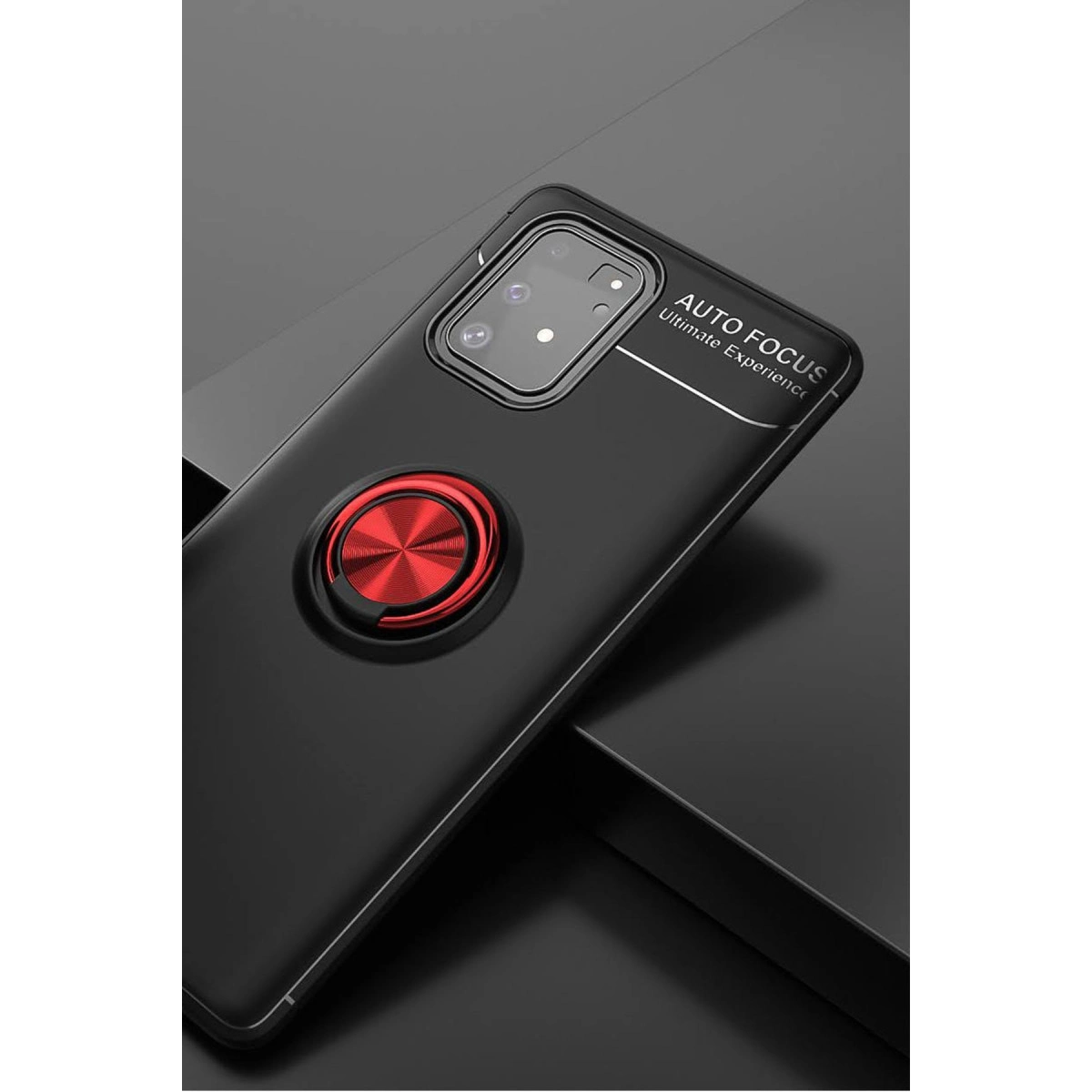Kırmızı halka tutuculu ve kamera düzenekli siyah telefon kılıfı.