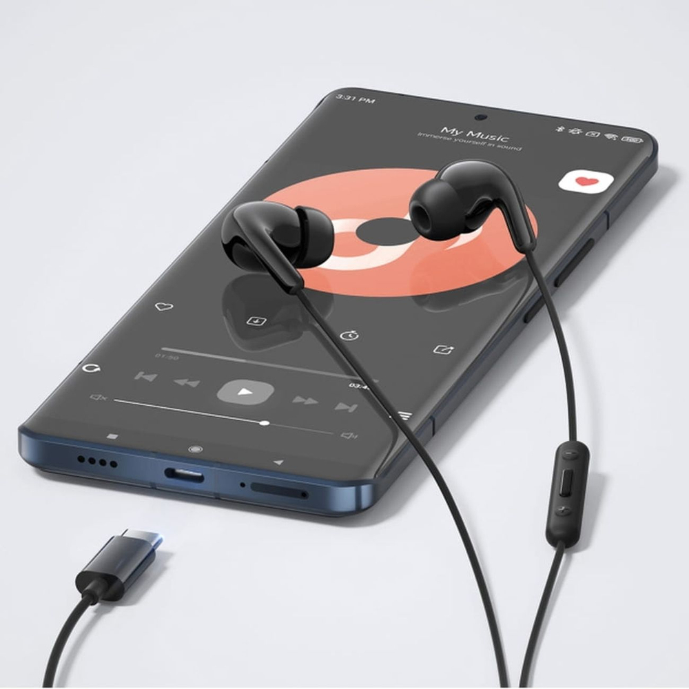 Zwarte oordopjes met kabel liggen op een smartphone die muziek afspeelt. USB-C connector zichtbaar.