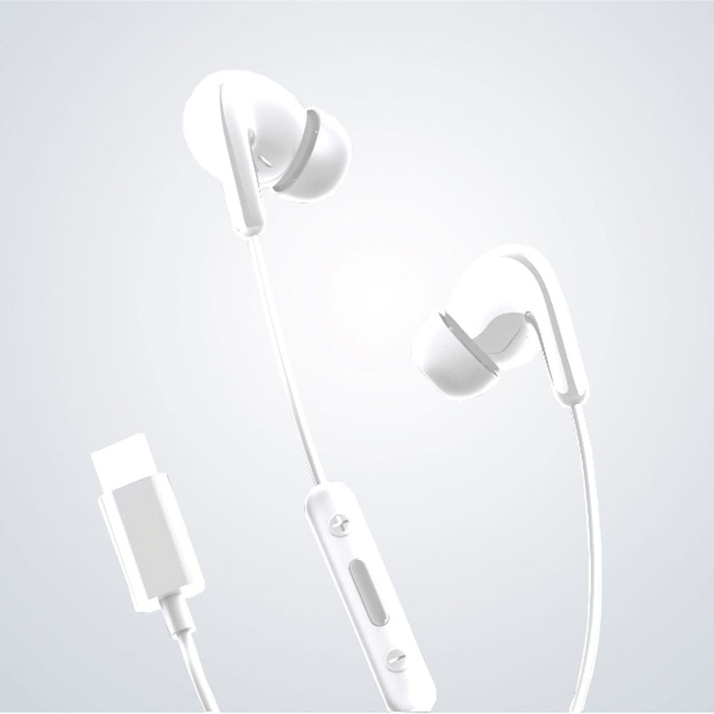 Witte oordopjes met USB-C connector en inline afstandsbediening op lichte achtergrond.