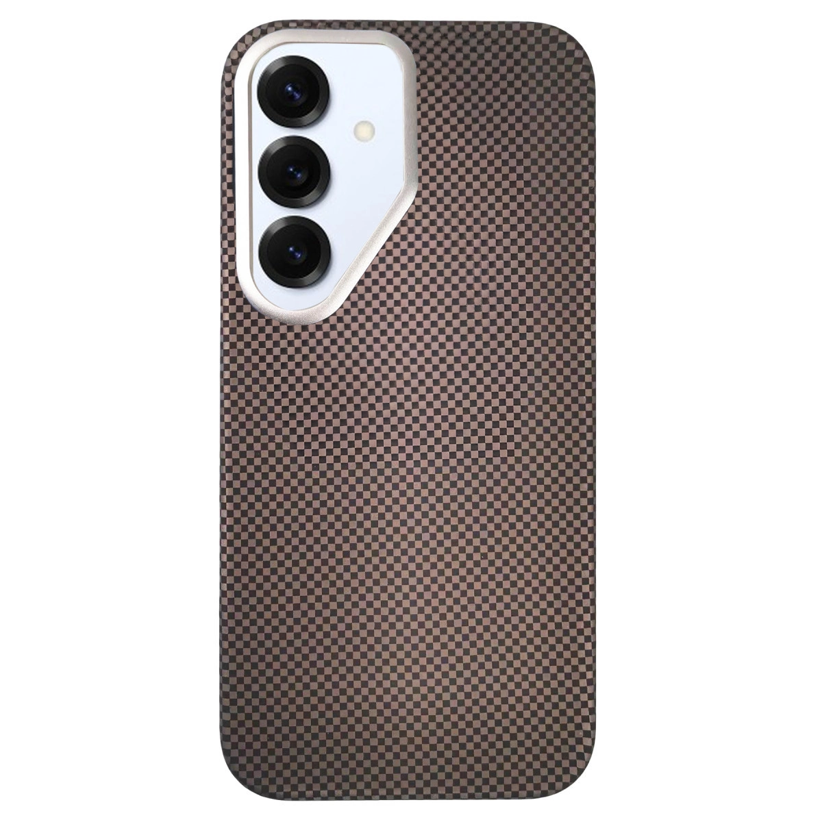 Kareli desenli ve üç kameralı akıllı telefonun arkası.