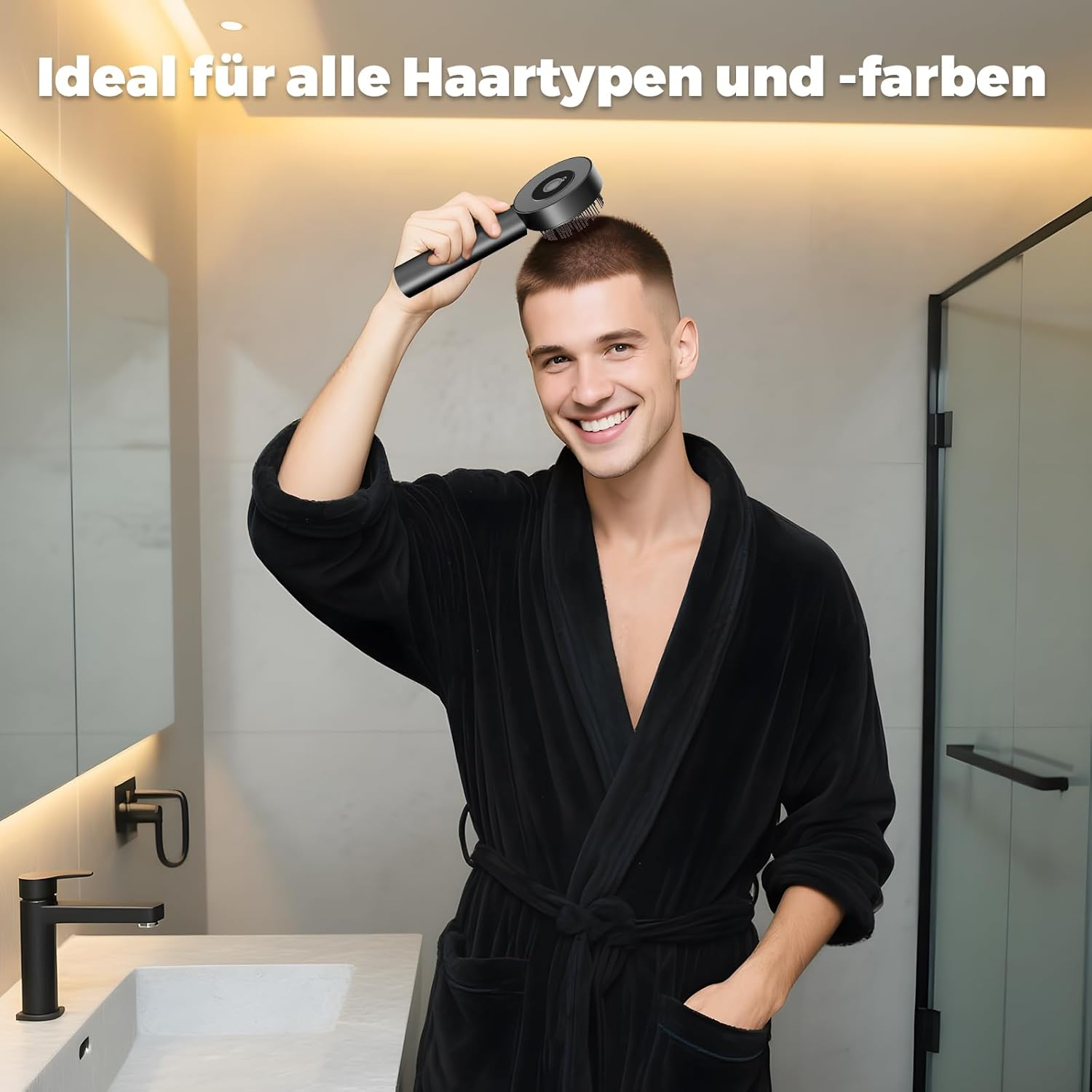 Mann im schwarzen Bademantel bürstet sein Haar mit einem elektrischen Gerät.