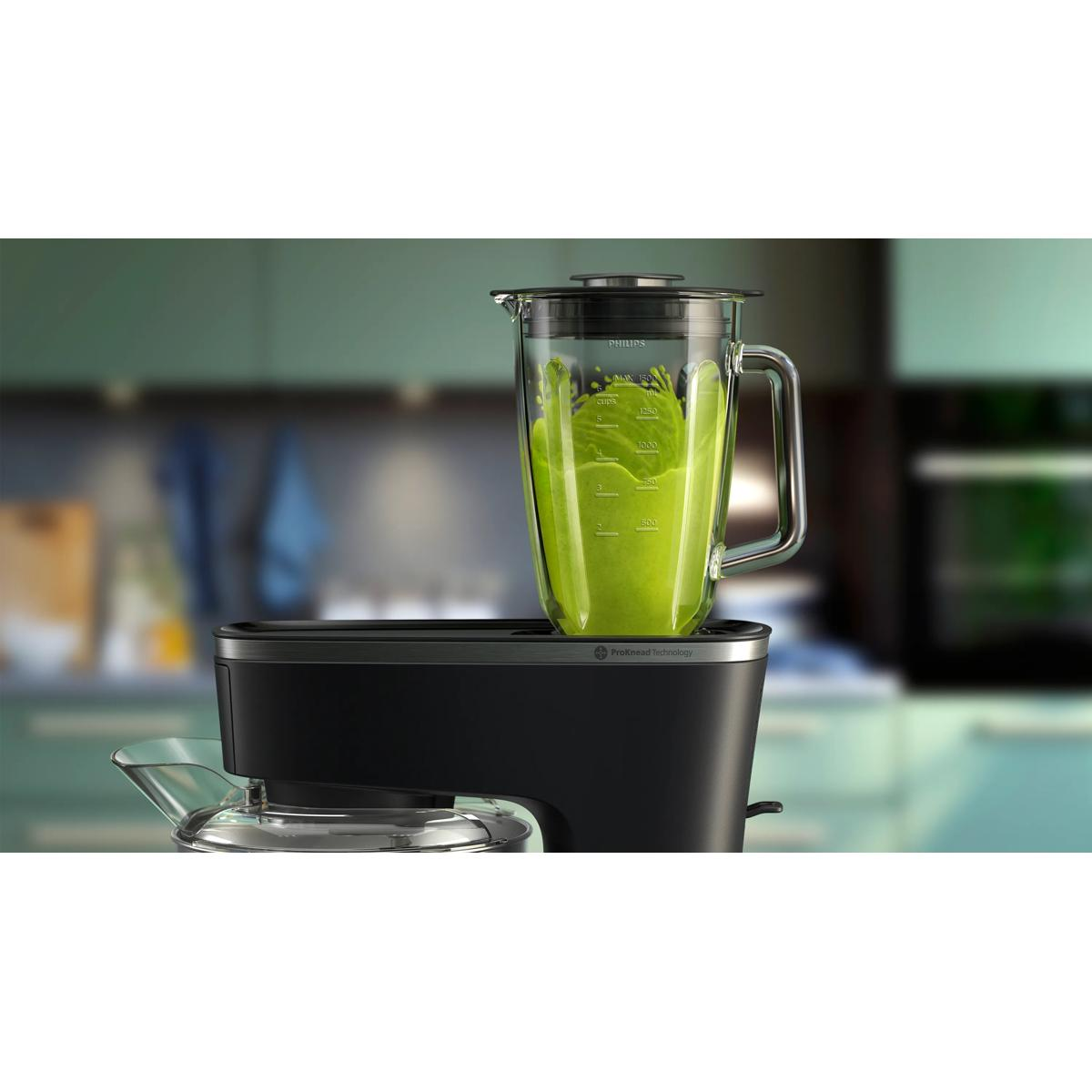 Ein schwarzer Mixer mit einem Glasbehälter, der grüne Flüssigkeit enthält.