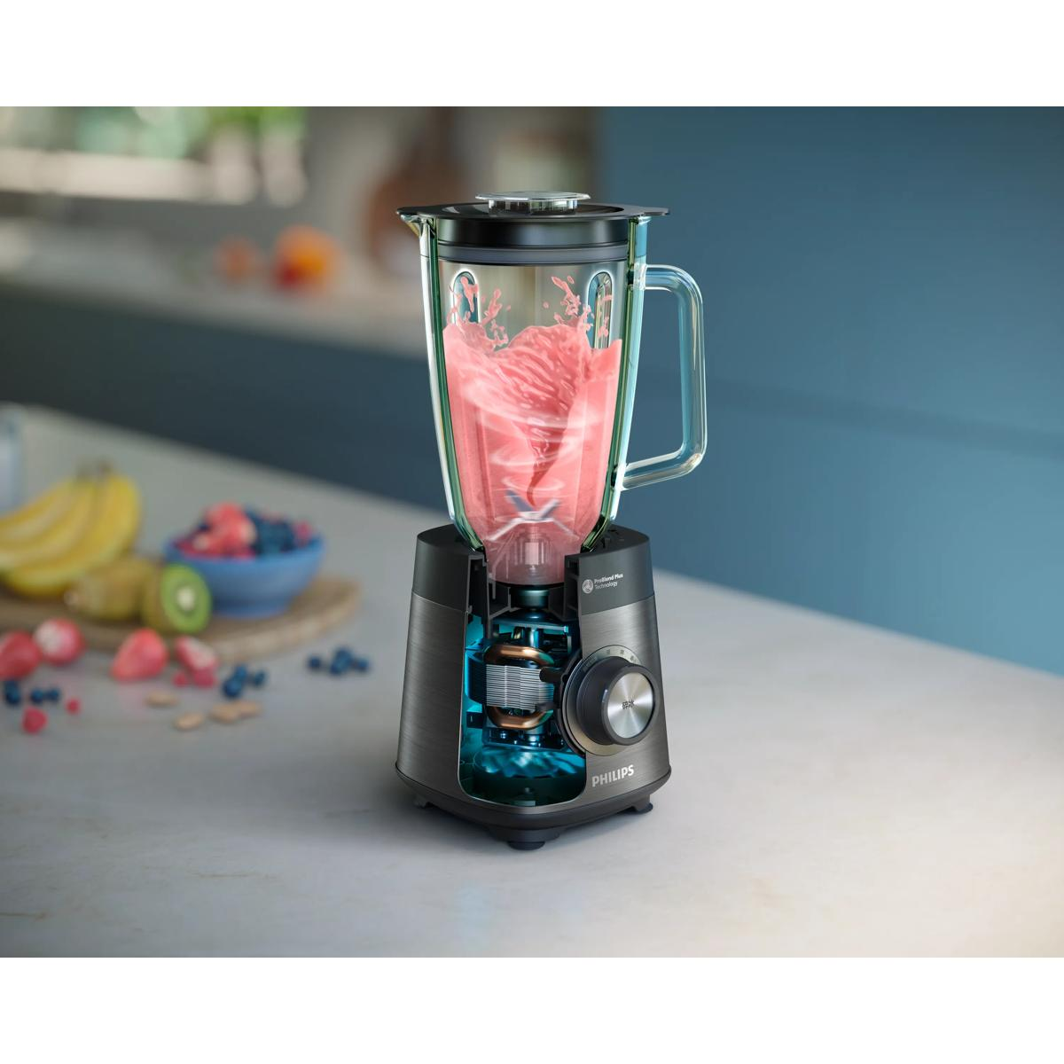 Ein Kühlschrank-Aufsteller mit einem Mixer, der rosa Smoothie mixt, daneben Obst.