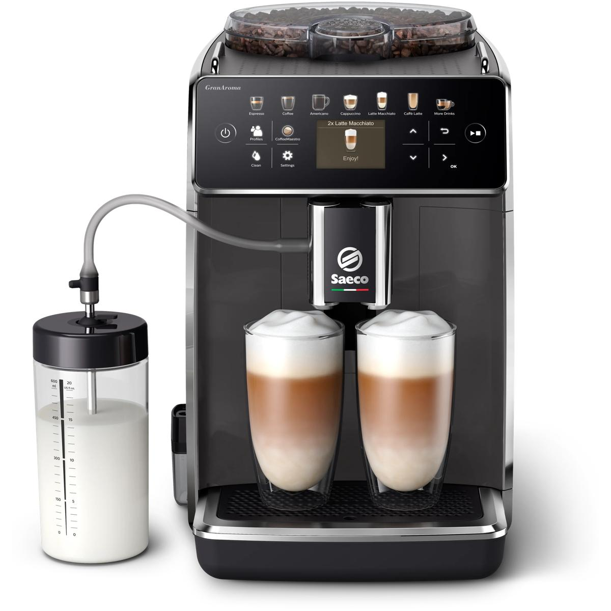 Eine Saeco Kaffeemaschine mit zwei Gläsern Latte Macchiato und einem Milchbehälter.