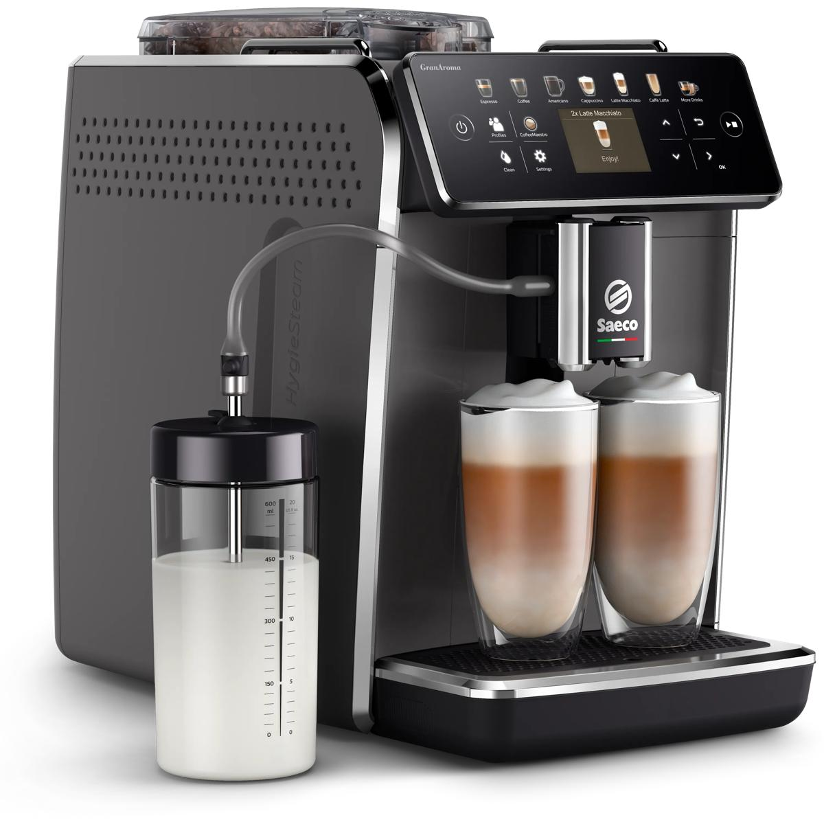 Ein Kaffeevollautomat mit Milchkaraffe und zwei zubereiteten Latte Macchiato-Getränken.