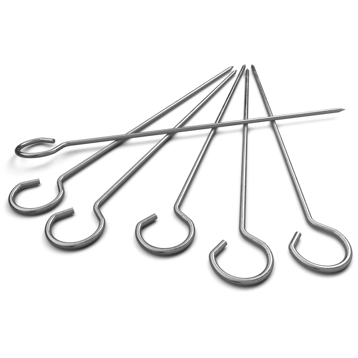 Cinque spiedini metallici con manici ad anello e punte appuntite su superficie bianca.