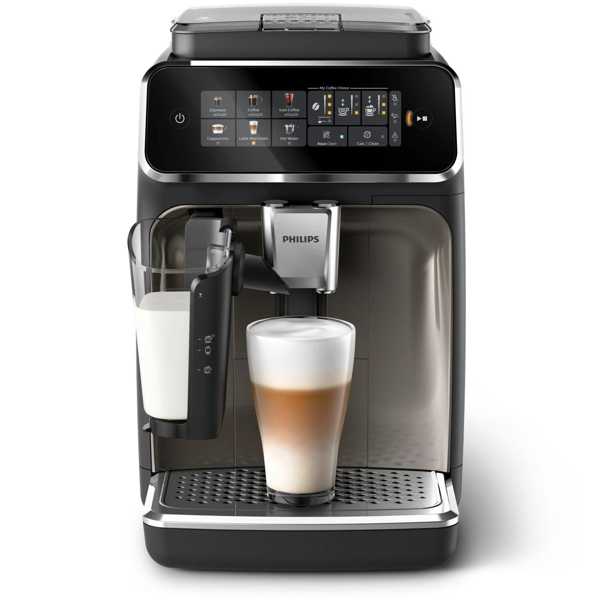 Eine schwarze Philips-Kaffeemaschine mit einem Glas Milch und einem Latte Macchiato.