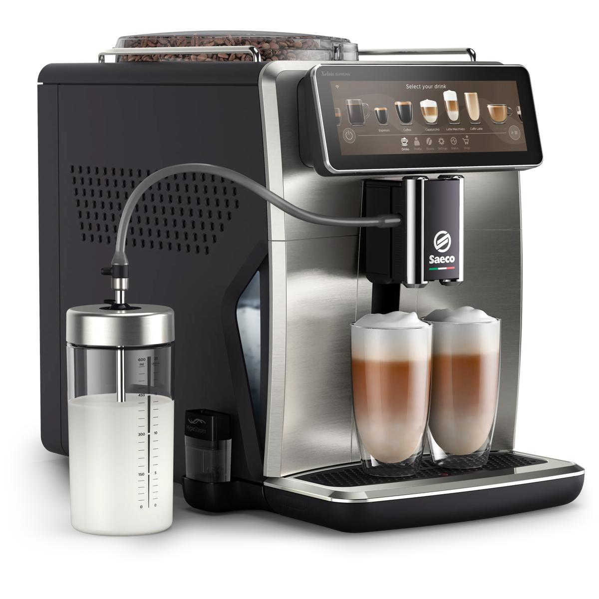 Una macchina da caffè Saeco con caraffa per latte, che eroga due latte in bicchieri.