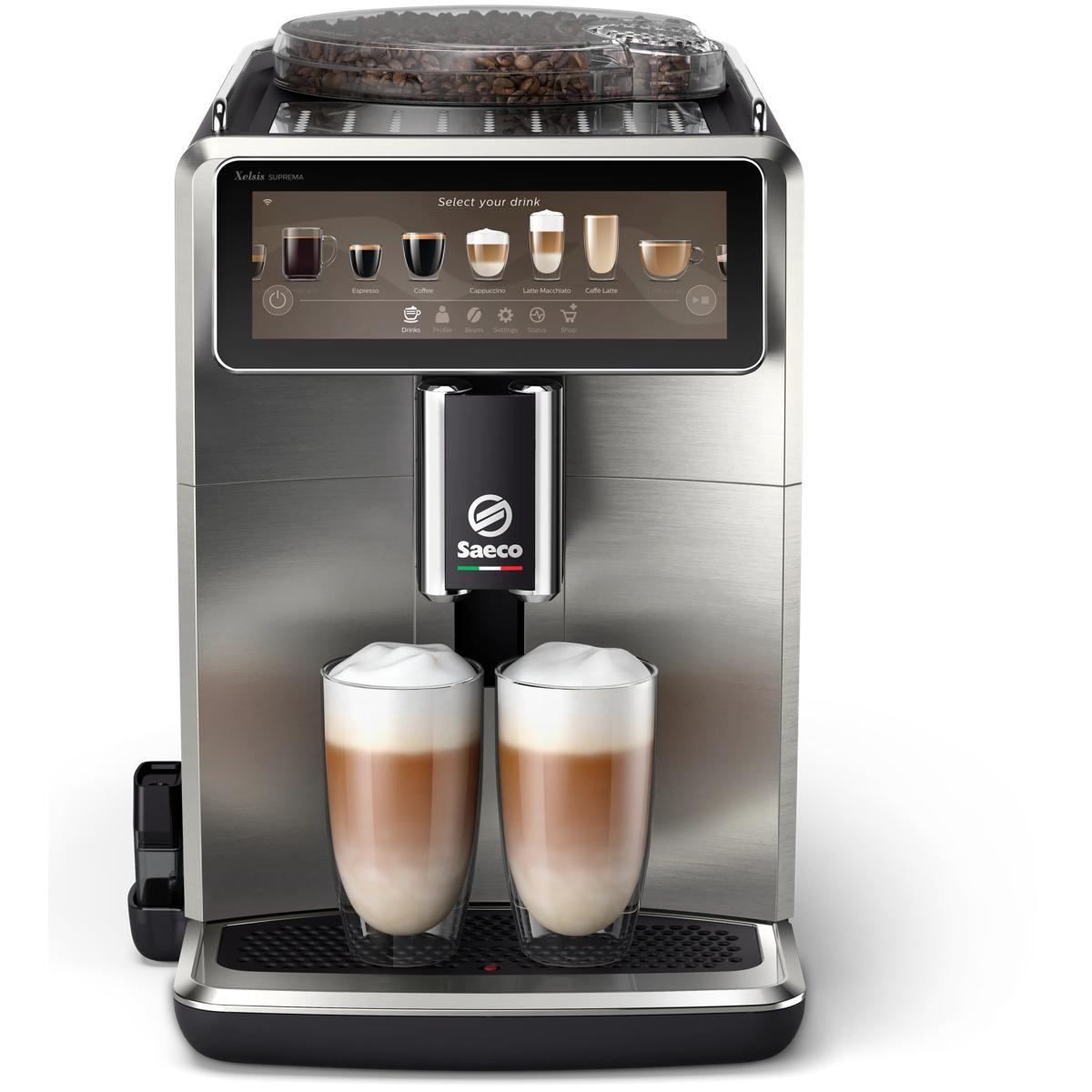 Una macchina da caffè argentata con due bicchieri di caffè con schiuma di latte.