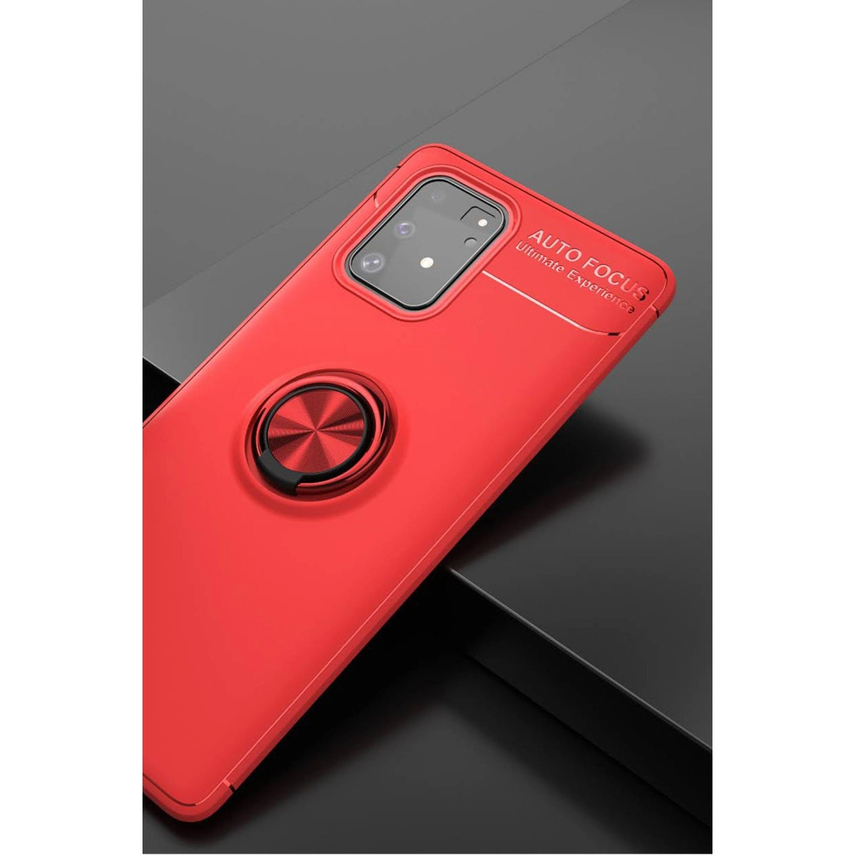 Koyu arka plan üzerinde halka tutuculu ve kamera modüllü kırmızı telefon kılıfı.