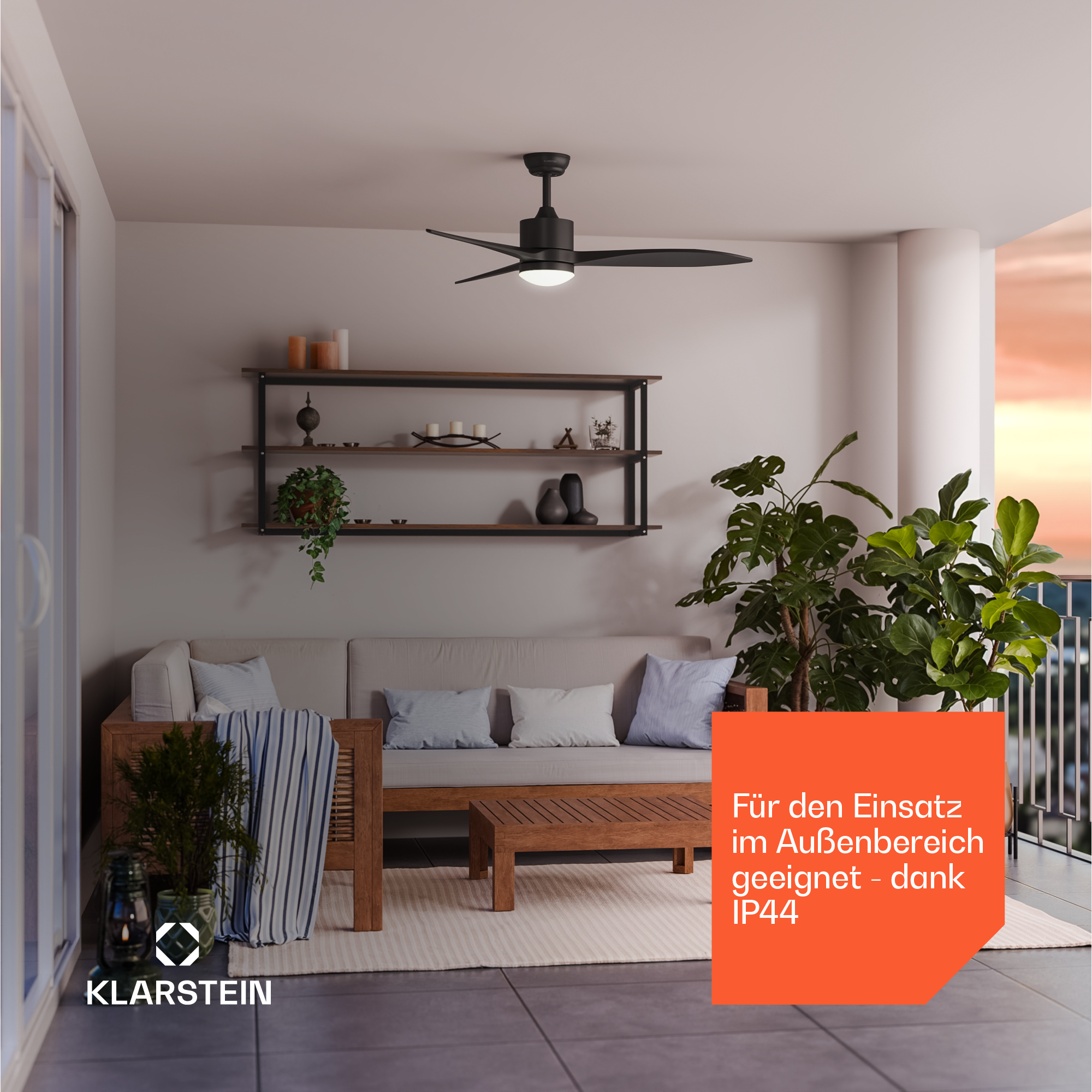 Moderne Balkon-Lounge mit Deckenventilator, Möbeln und Pflanzen.
