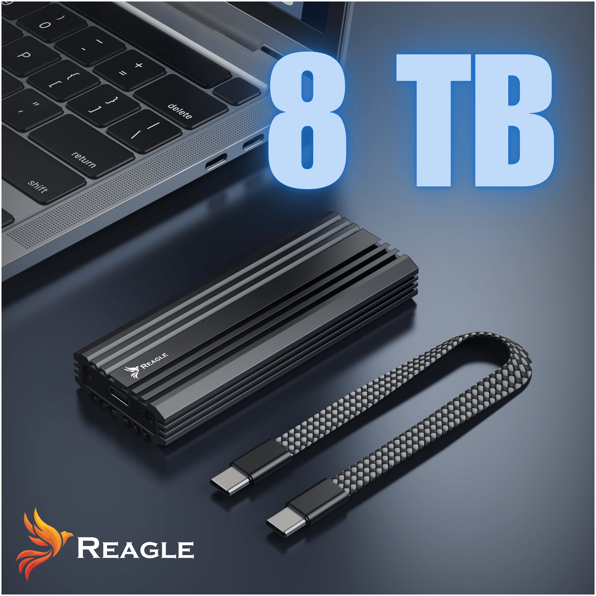 Un disco esterno nero e un cavo USB-C poggiano vicino a un laptop. 8 TB.