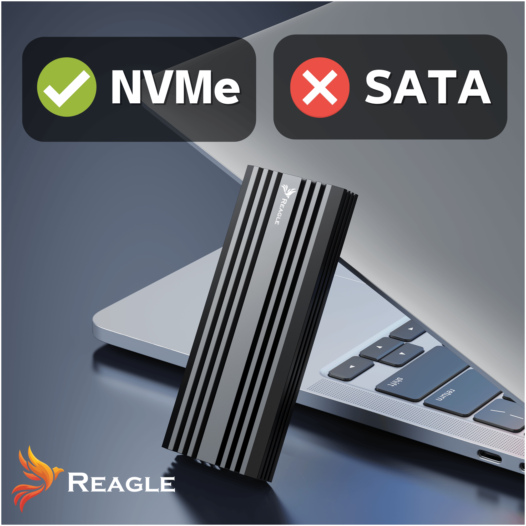 Un case per SSD NVMe poggia sulla tastiera di un laptop. NVMe è mostrato con un segno di spunta, SATA con una croce.