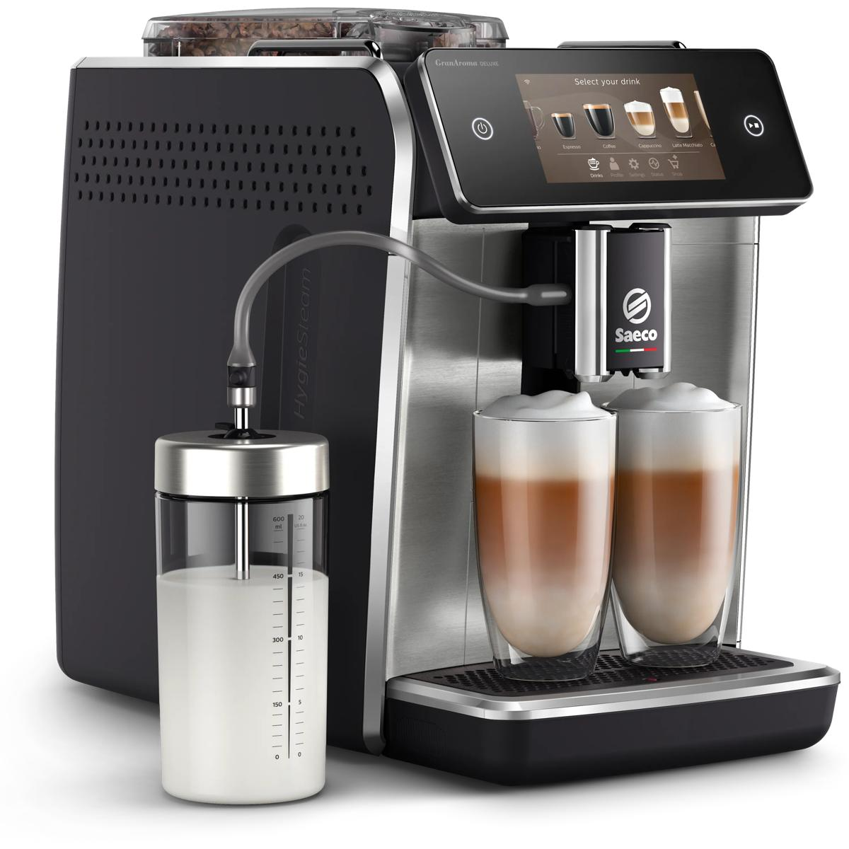 Eine Kaffeemaschine mit Milchkaraffe und zwei Gläsern Latte Macchiato.