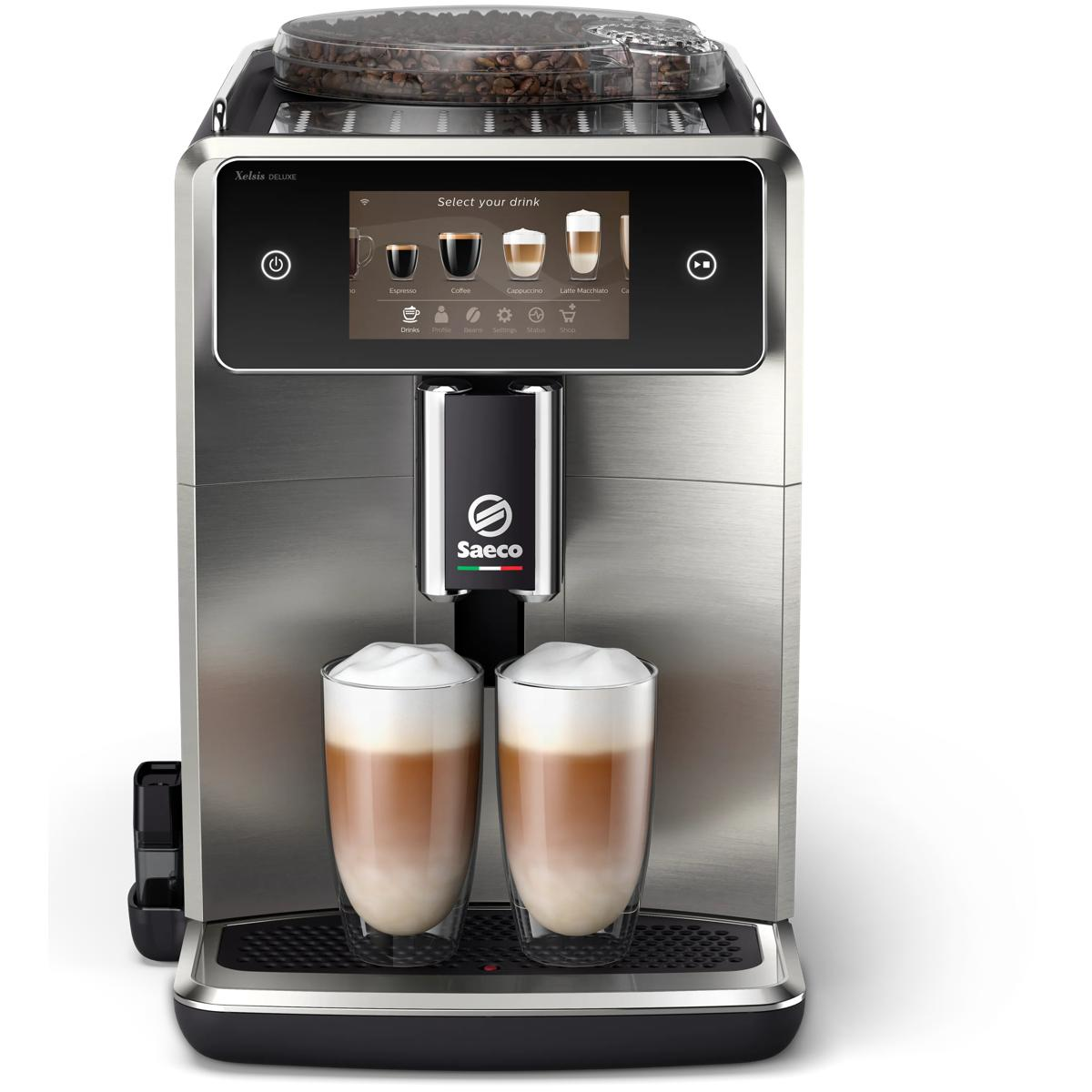 Eine Saeco-Kaffeemaschine mit zwei Gläsern Latte Macchiato, Bildschirm zeigt Getränkeoptionen.