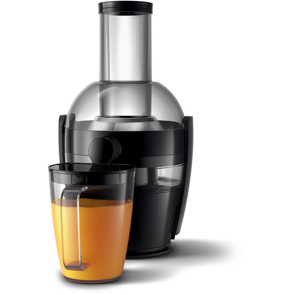 Un exprimidor negro con un vaso de zumo de naranja al lado.