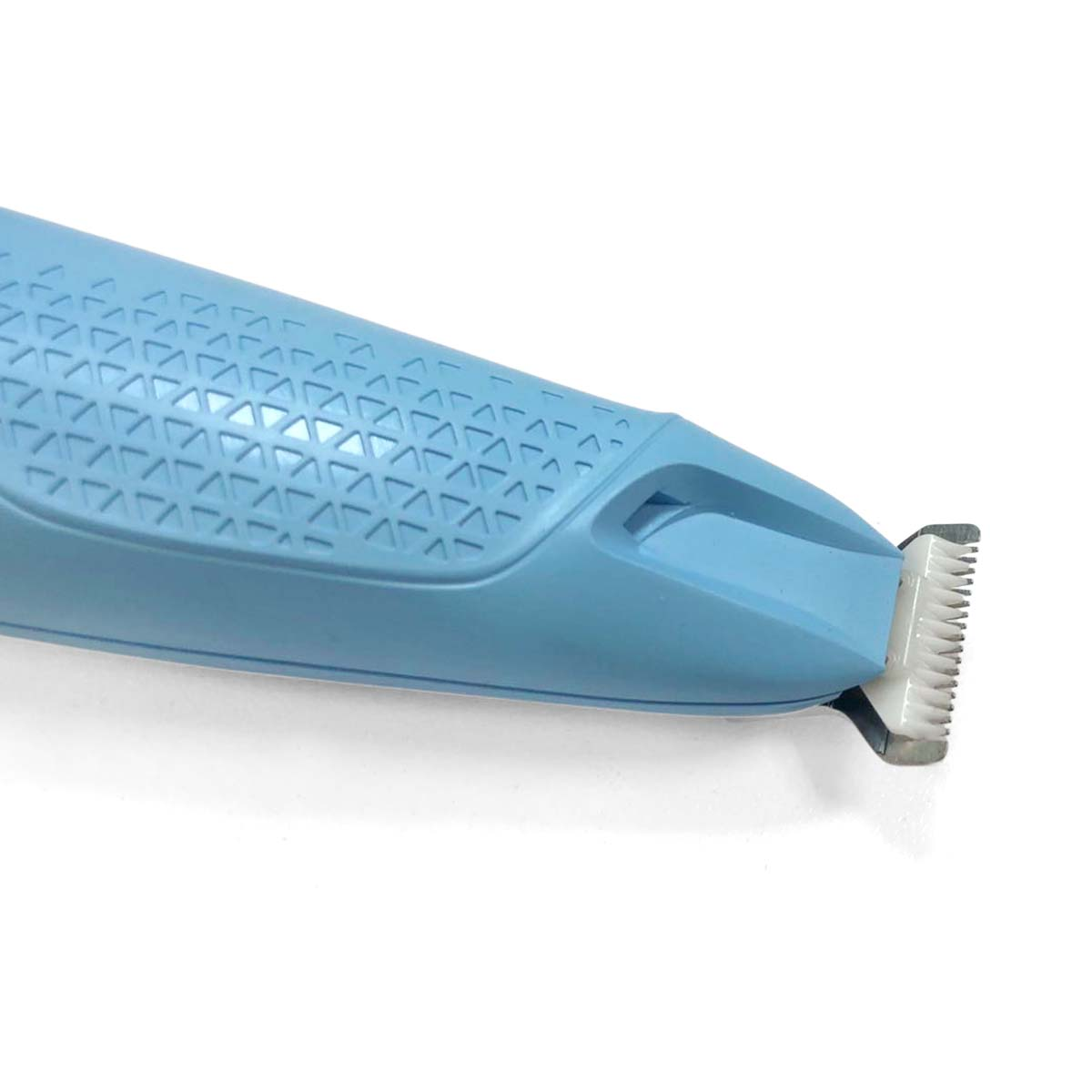 Regolabarba azzurro con impugnatura testurizzata e testina a lama su sfondo bianco.