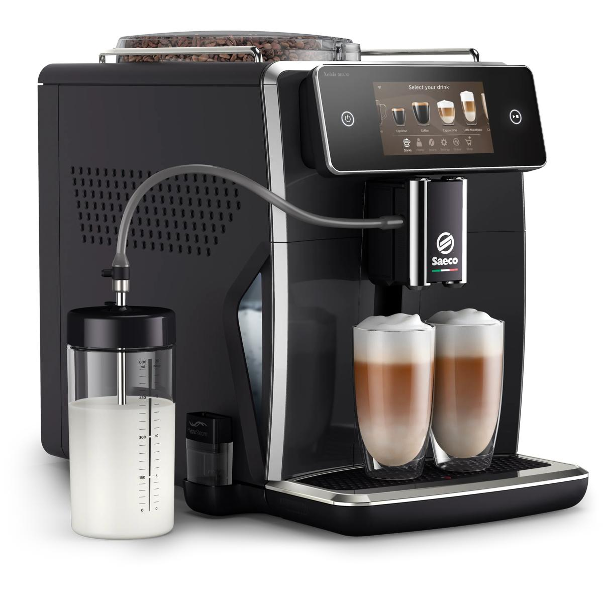 Kaffeemaschine mit Milchkaraffe und zwei Tassen Latte Macchiato.