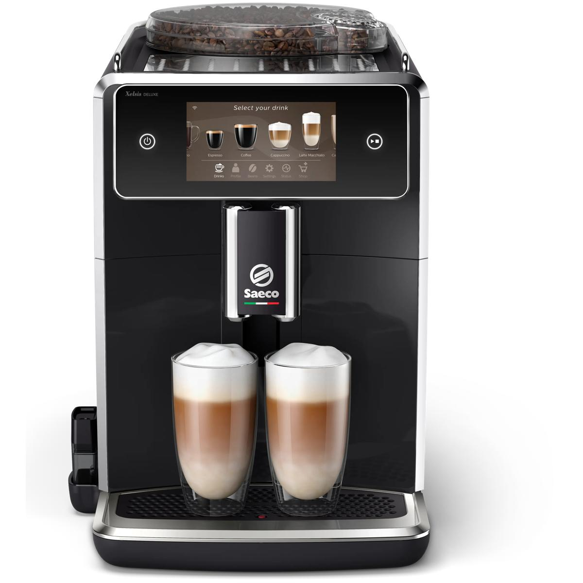 Eine schwarze Saeco-Kaffeemaschine mit zwei Gläsern Latte Macchiato, die Getränkeoptionen auf dem Bildschirm anzeigt.