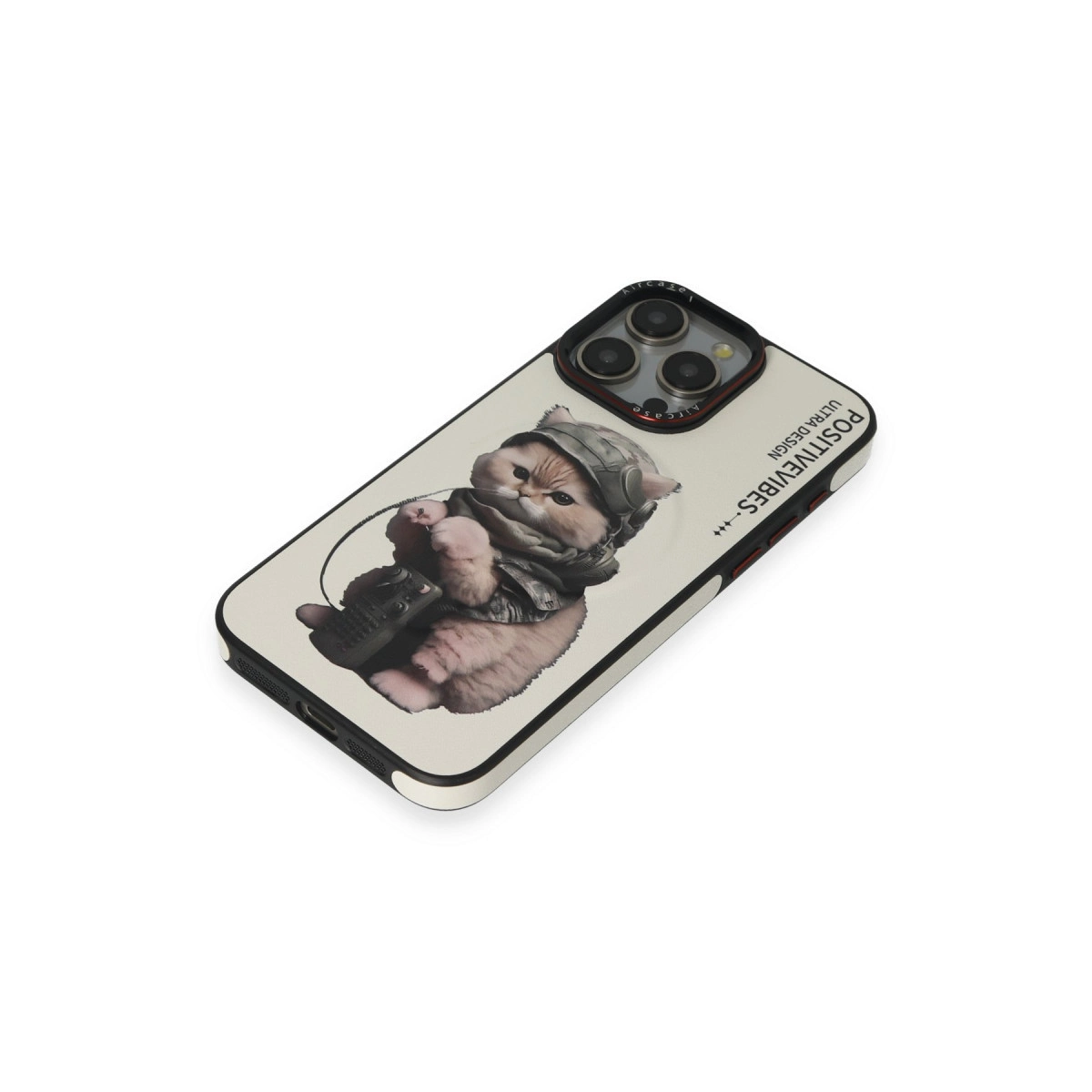 Aviator kulaklığı ve ceketi olan sevimli bir yavru kedinin yer aldığı iPhone kılıfı.