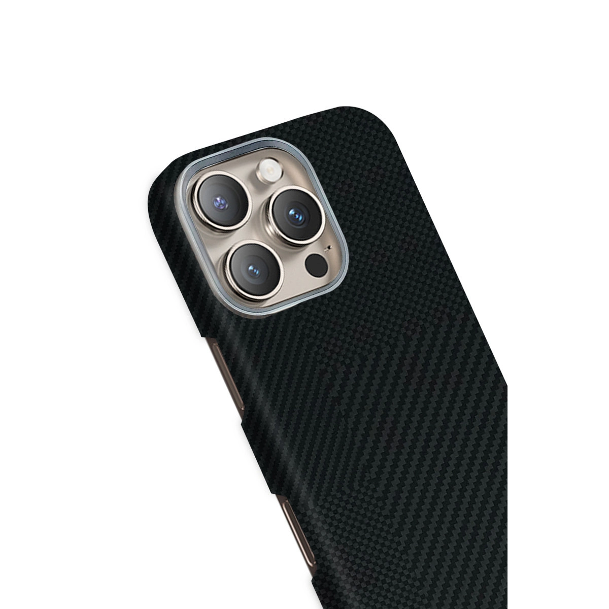 Beyaz arka plan üzerinde üçlü kamera sistemli siyah karbon fiber telefon kılıfı.