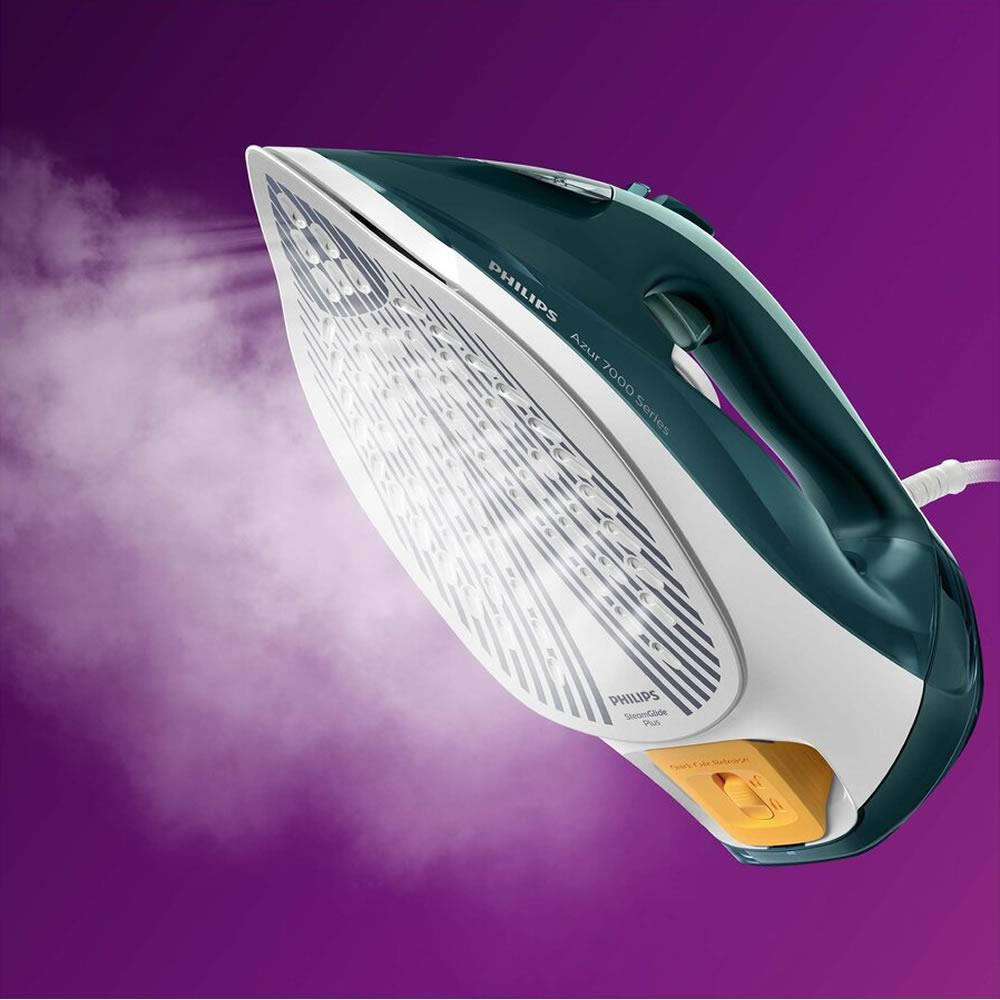 Yeşil Philips Azur 7000 Serisi buharlı ütü buhar çıkarıyor.