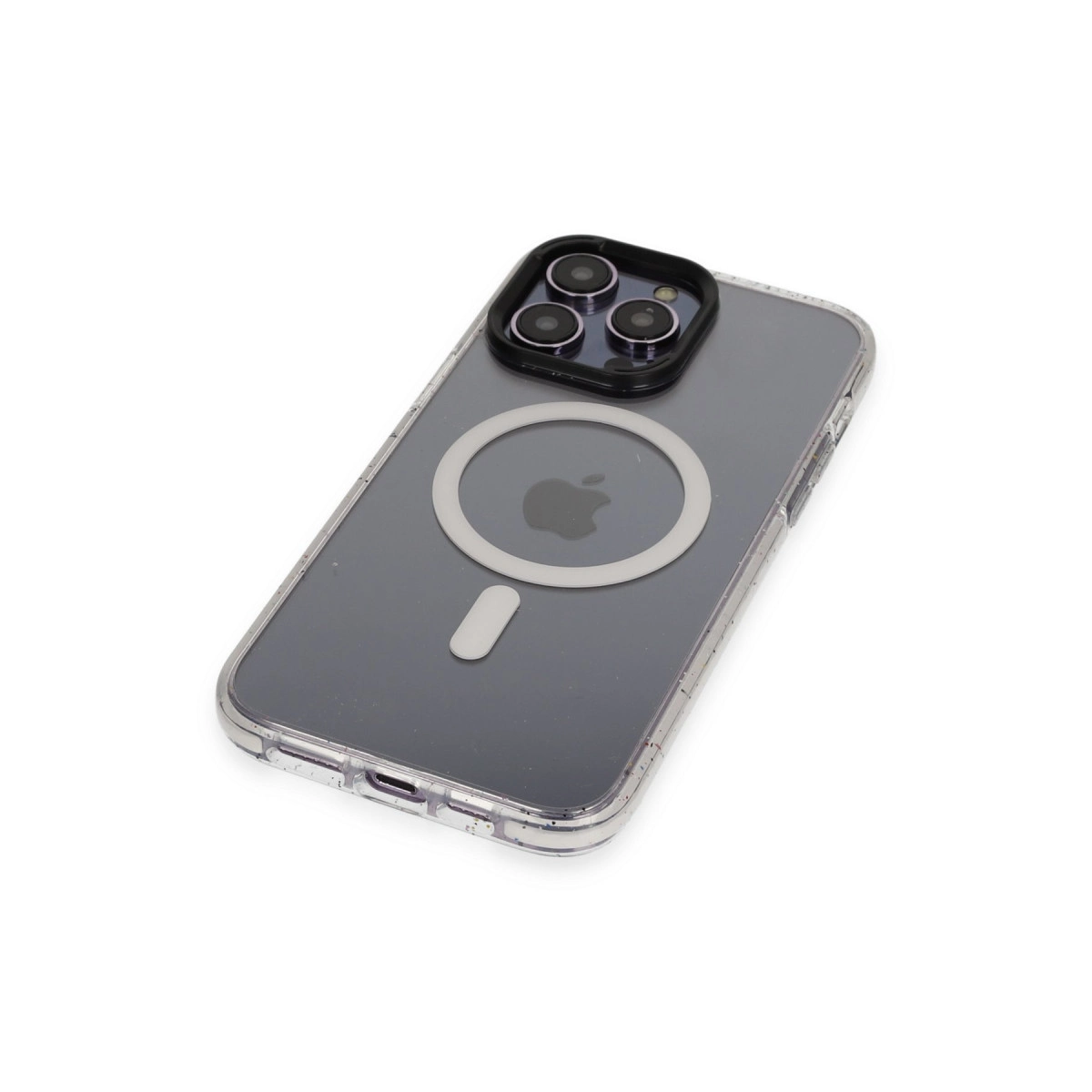 Beyaz arka plan üzerinde üç kameralı ve şarj halkalı gri iPhone.