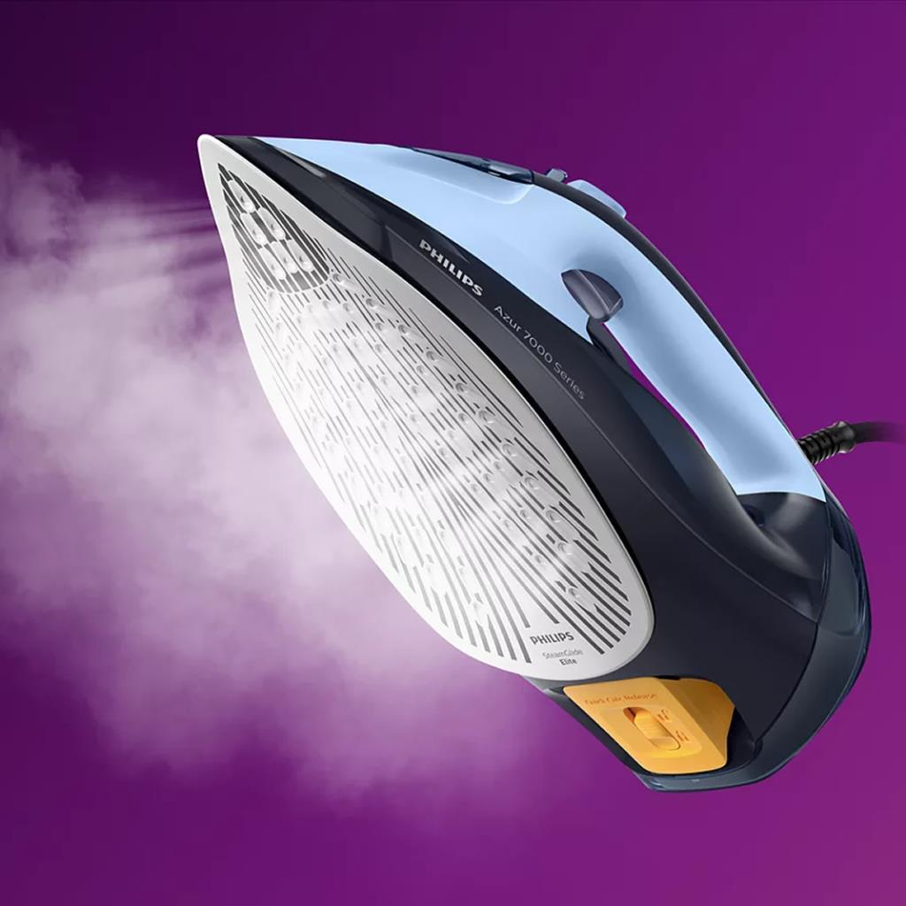 Mor arka plana karşı buhar yayan mavi ve siyah bir Philips Azur 7000 Serisi ütü.