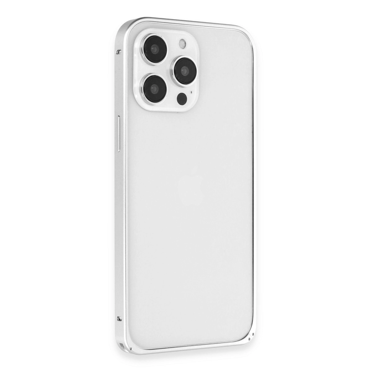 Beyaz arka plan üzerinde üçlü kameraya sahip gümüş iPhone kılıfı.