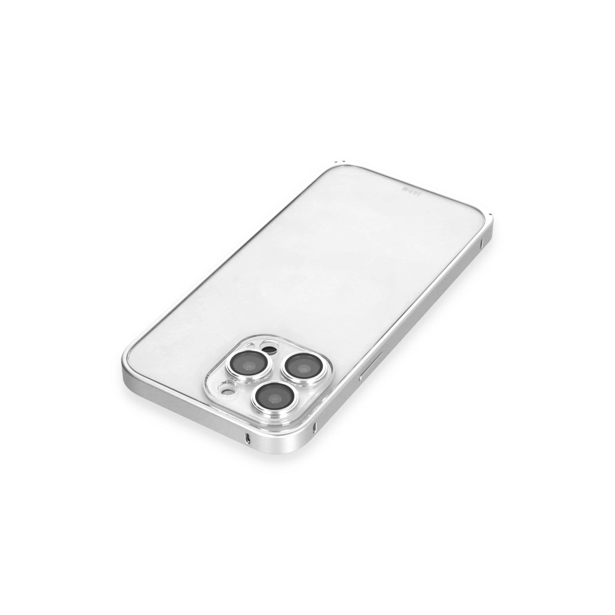 Beyaz arka plan üzerinde üç kameralı gümüş akıllı telefon.