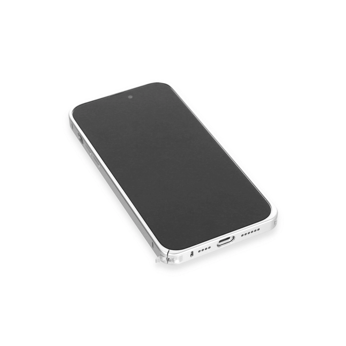 Gümüş renkli, siyah ekranlı bir akıllı telefon beyaz zeminde duruyor.
