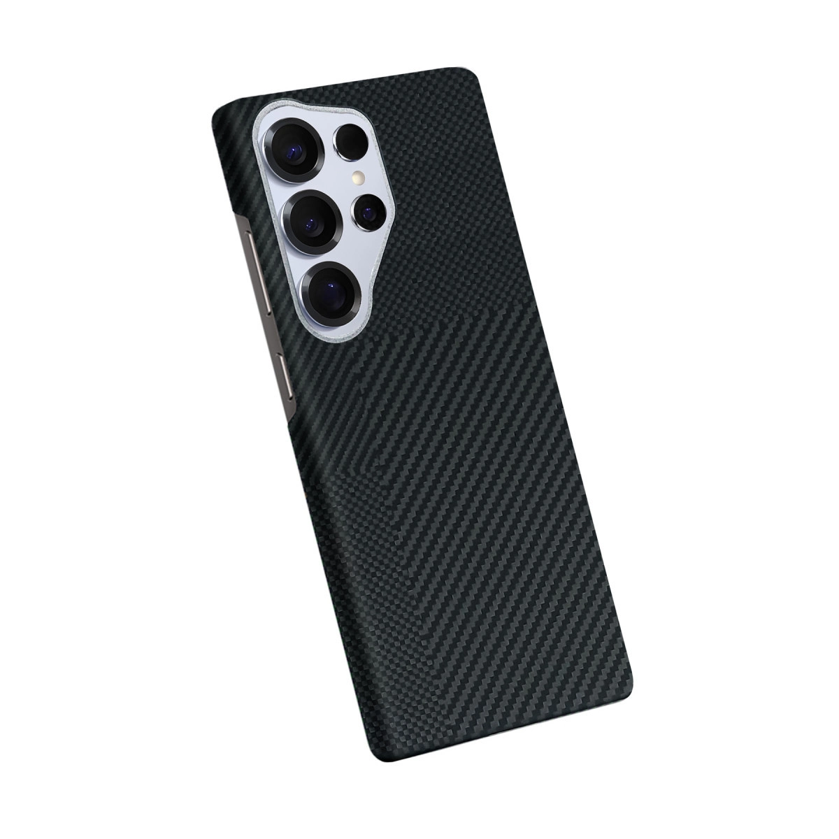 Beyaz arka plan üzerinde kamera lensli siyah karbon fiber desenli telefon kılıfı.