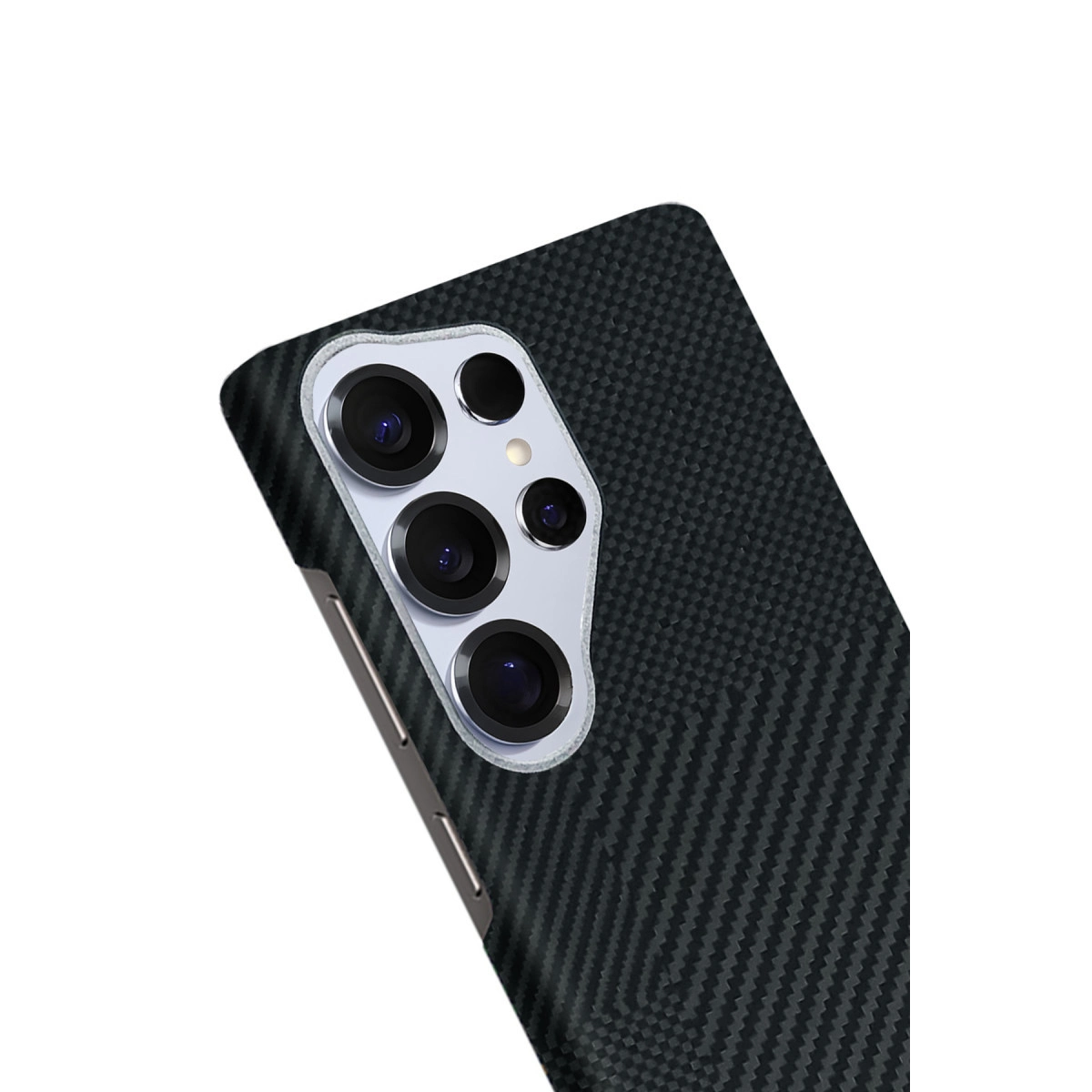 Üç kamera lensi ve flaşlı siyah desenli telefon.