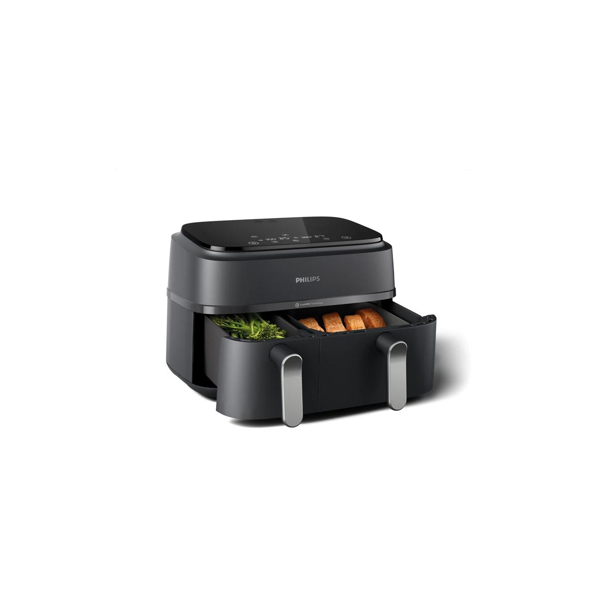 Une friteuse à air Philips noire avec deux tiroirs, remplis de brocolis et de morceaux de pain.