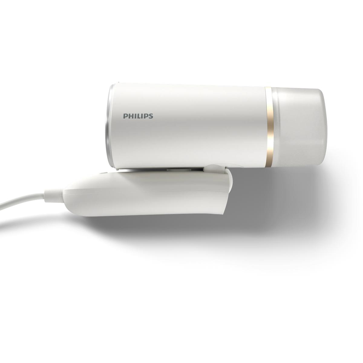 Altın bantlı ve kablolu beyaz Philips tıraş makinesi beyaz zeminde duruyor.