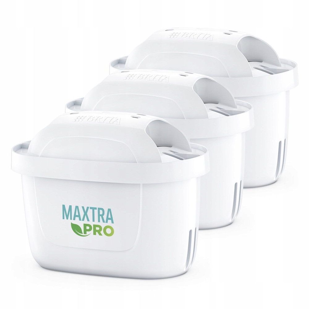 Tre cartucce filtranti per acqua Brita Maxtra Pro bianche sono disposte diagonalmente su sfondo bianco.