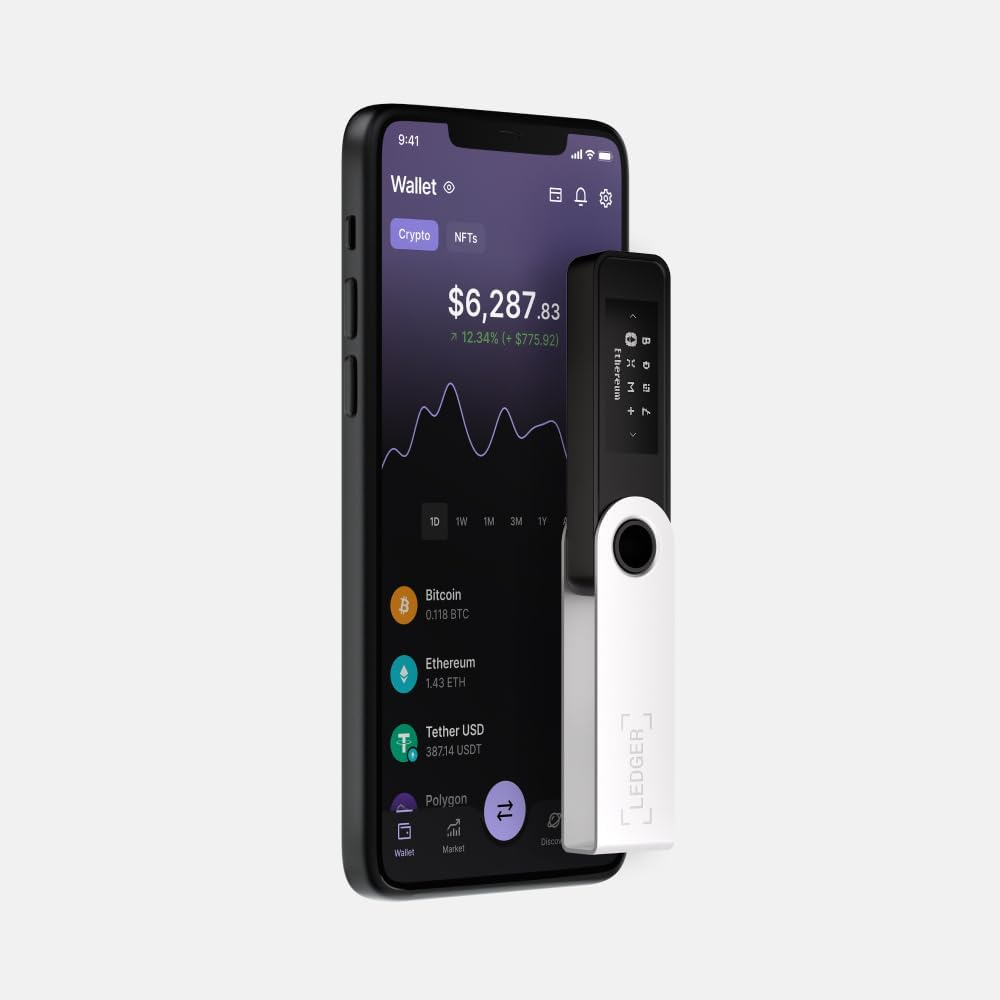 Smartfon wyświetla aplikację portfela kryptowalut z Bitcoin, Ethereum i Tether USD, obok urządzenia Ledger.