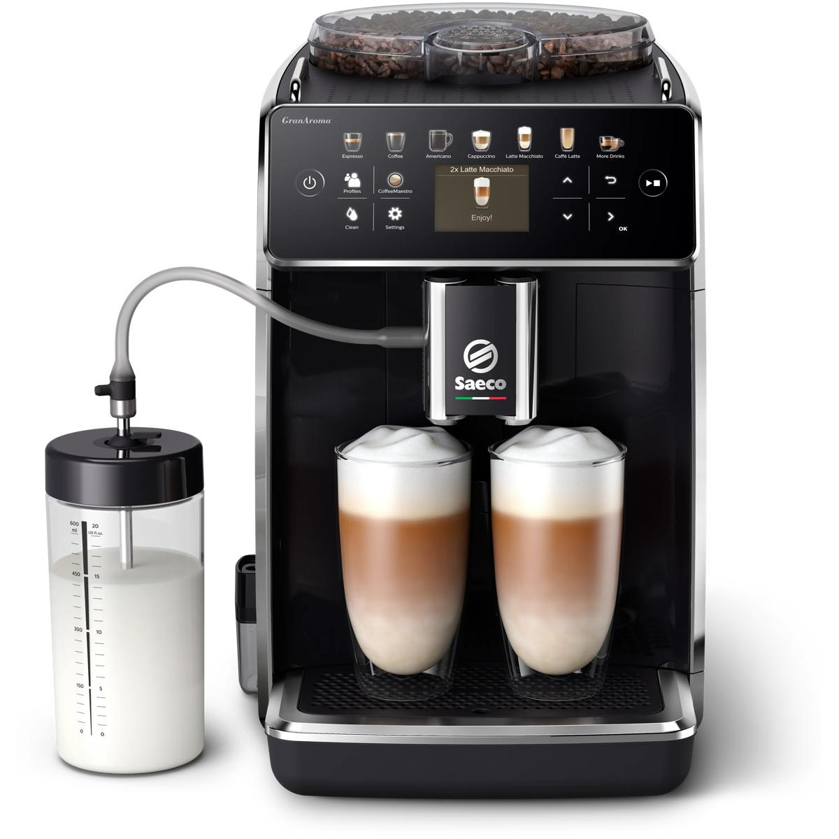 Eine schwarze Kaffeemaschine mit zwei Latte Macchiato und einem Milchbehälter.