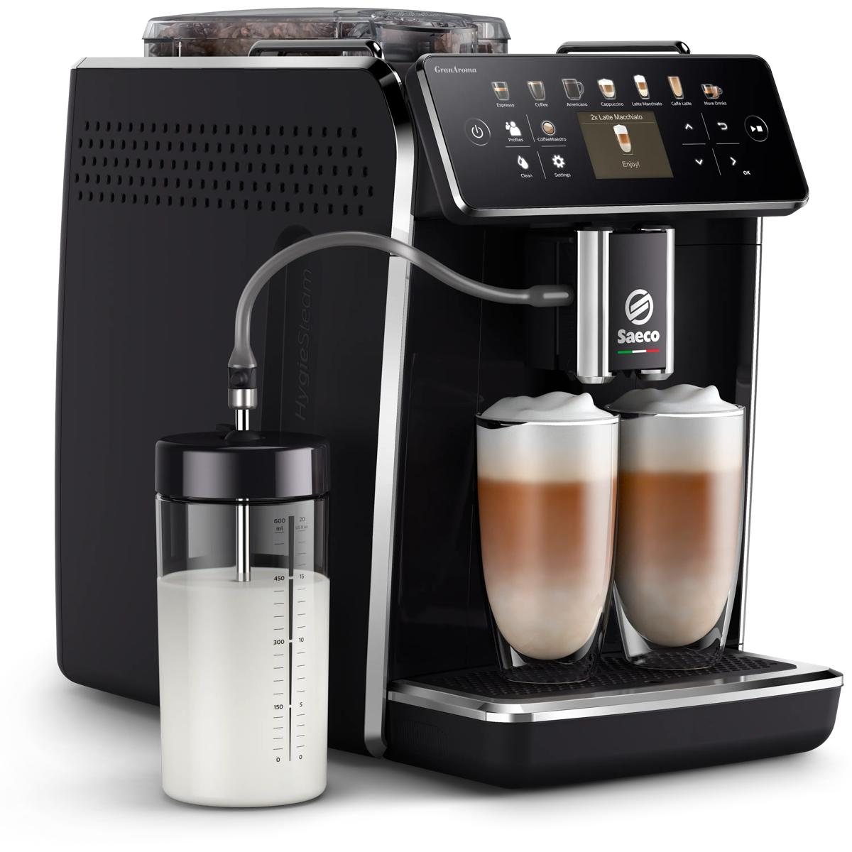 Schwarze Kaffeemaschine mit Milchkaraffe und zwei Latte Macchiatos.