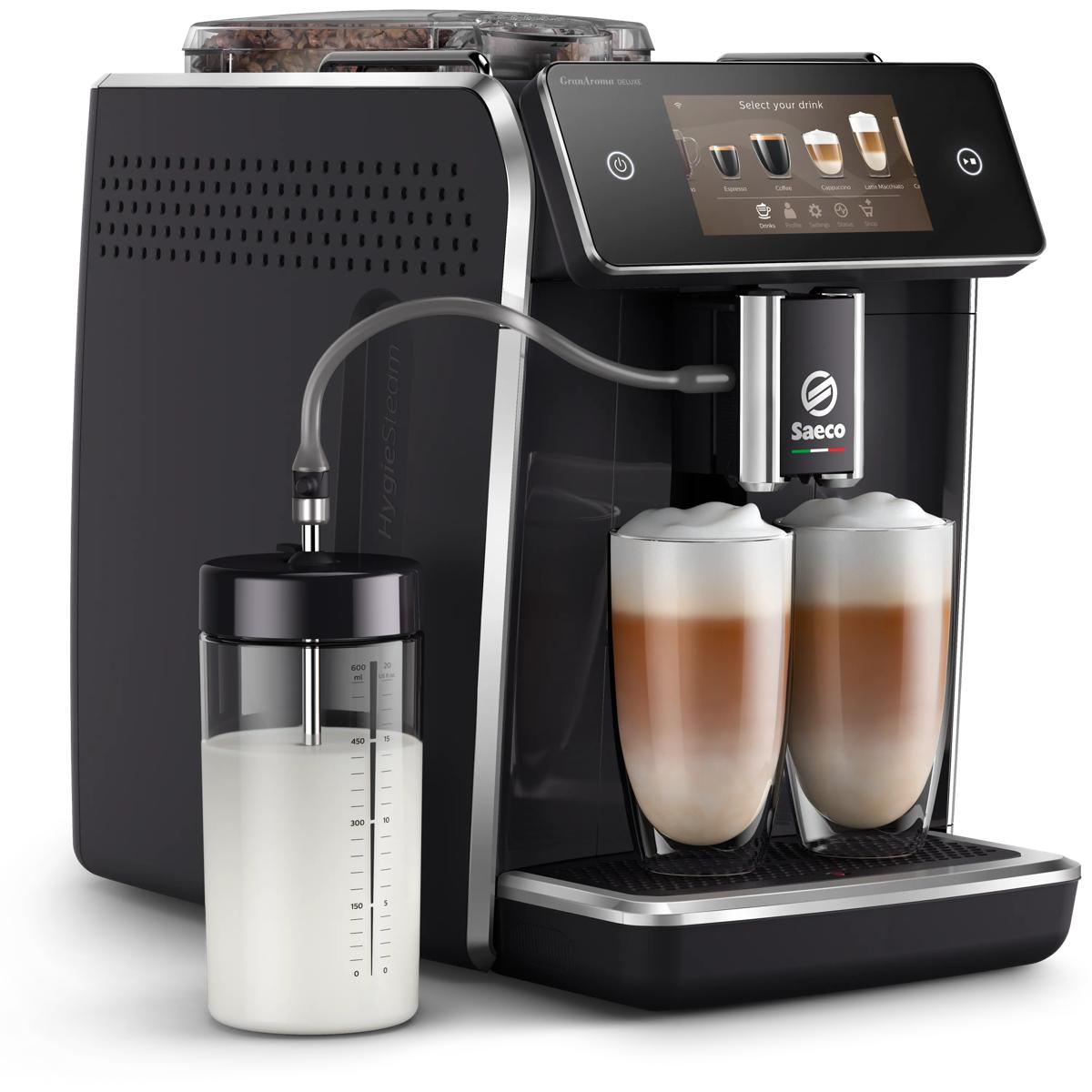 Eine schwarze Kaffeemaschine mit Milchkaraffe und zwei fertigen Getränken.