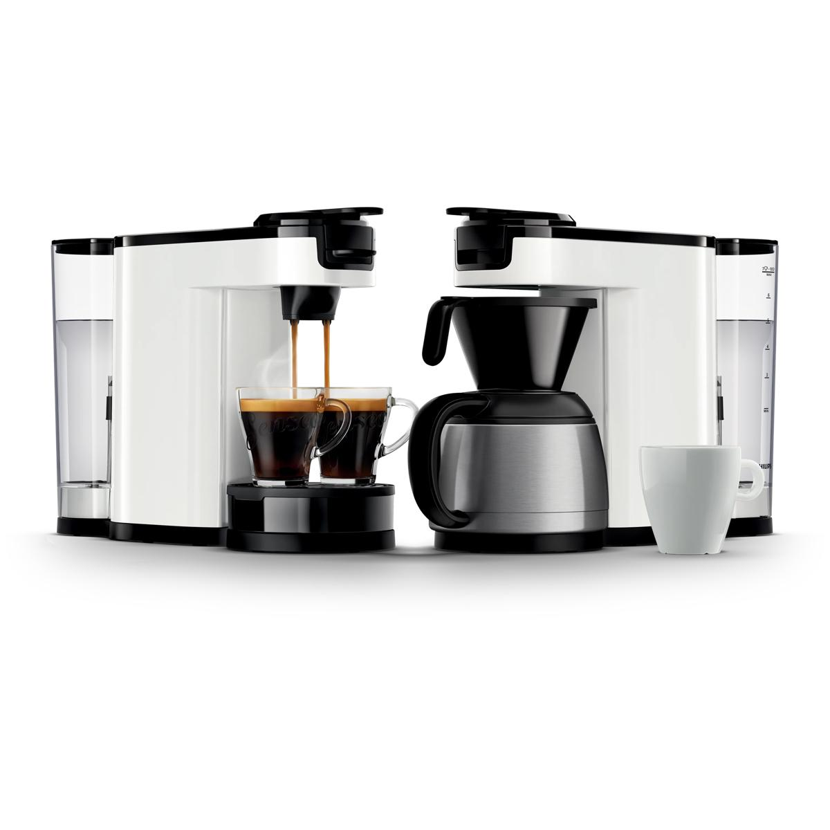 Zwei weiße Kaffeemaschinen auf weißem Hintergrund, eine brüht Kaffee in Gläser, die andere hat eine Thermoskanne.