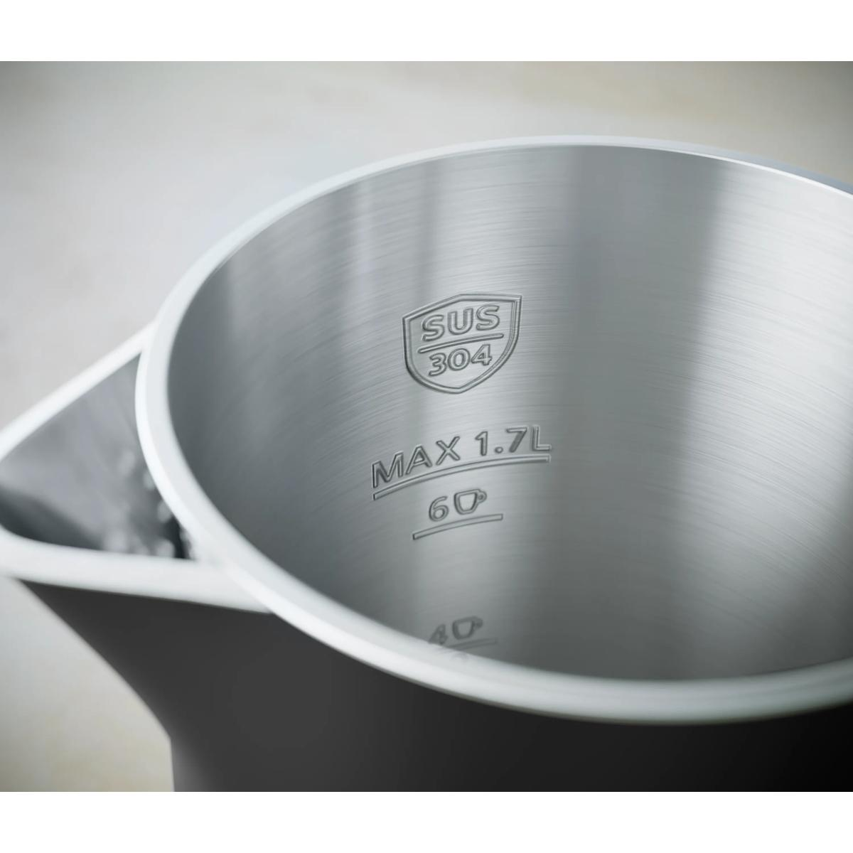 Wnętrze czajnika ze stali nierdzewnej z oznaczeniem SUS 304 i max 1,7L.